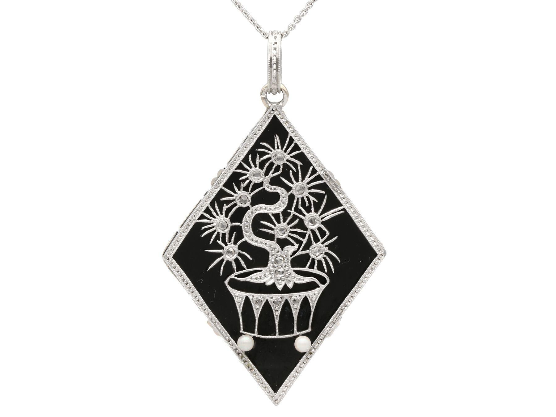 Un étonnant, fin et impressionnant pendentif Art Déco ancien en onyx noir, perles de rocaille et diamant de 0,13 carat, en platine et or jaune 15 carats ; faisant partie de nos diverses collections de bijoux de succession en pierres précieuses.

Ce