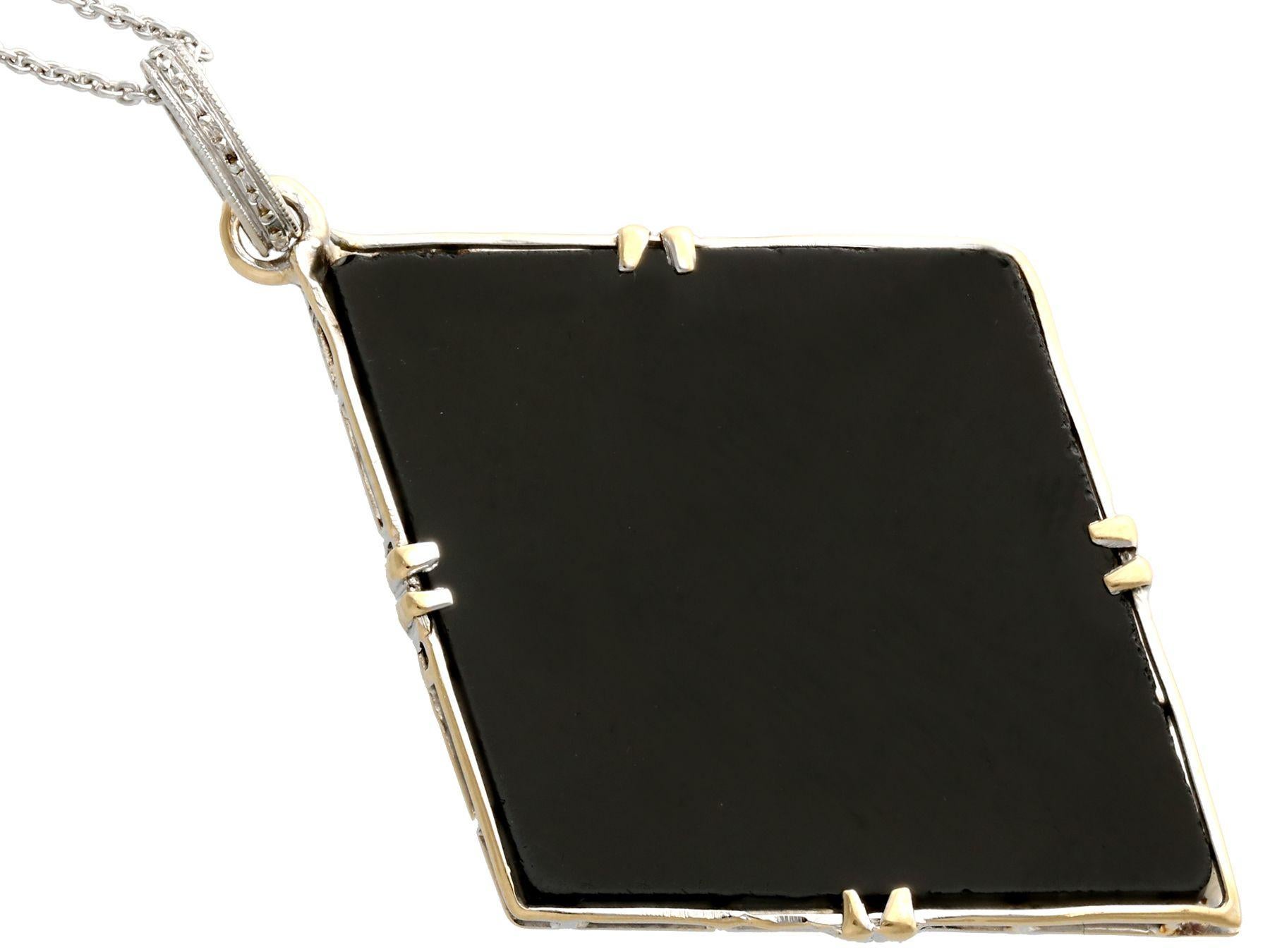Pendentif Art déco en or et platine avec onyx noir, diamants et perles en vente 1
