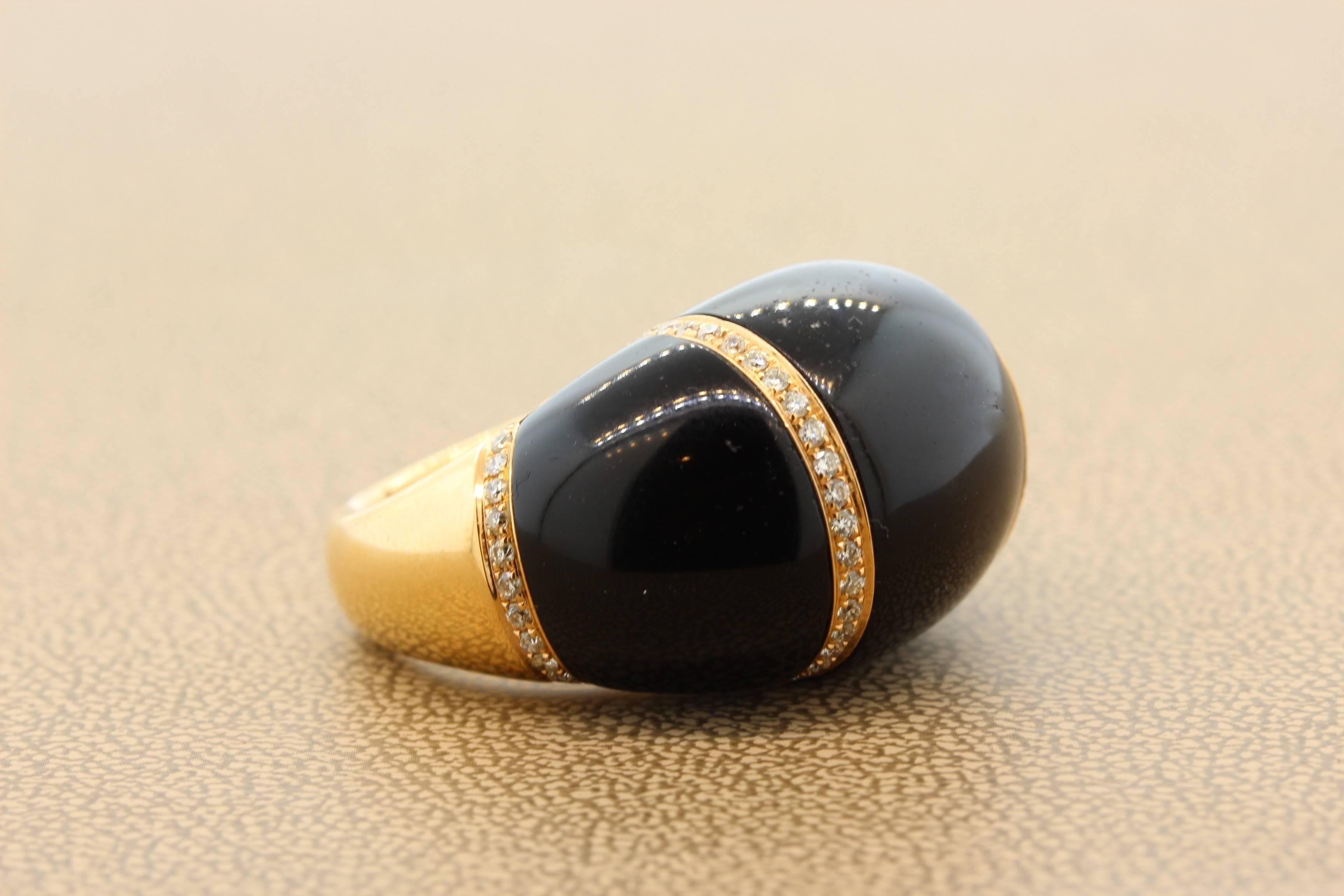 Voici une bague de cocktail unique comportant trois pièces d'onyx noir lustré. Les pièces sont agrémentées de 0,75 carats de diamants ronds sertis dans de l'or rose 18 carats. 
Taille 7
