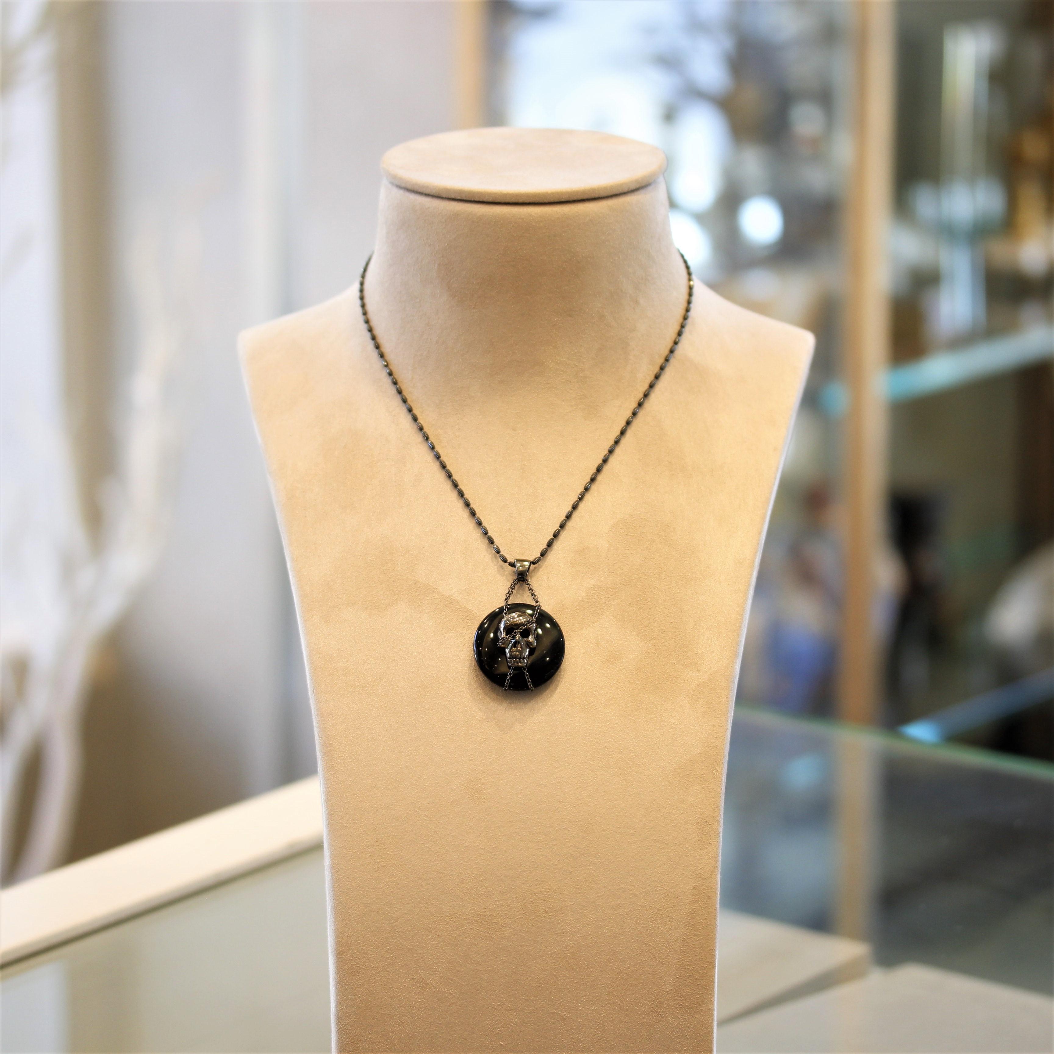 Pendentif crâne en or et rhodium avec onyx noir et diamants Neuf - En vente à Beverly Hills, CA