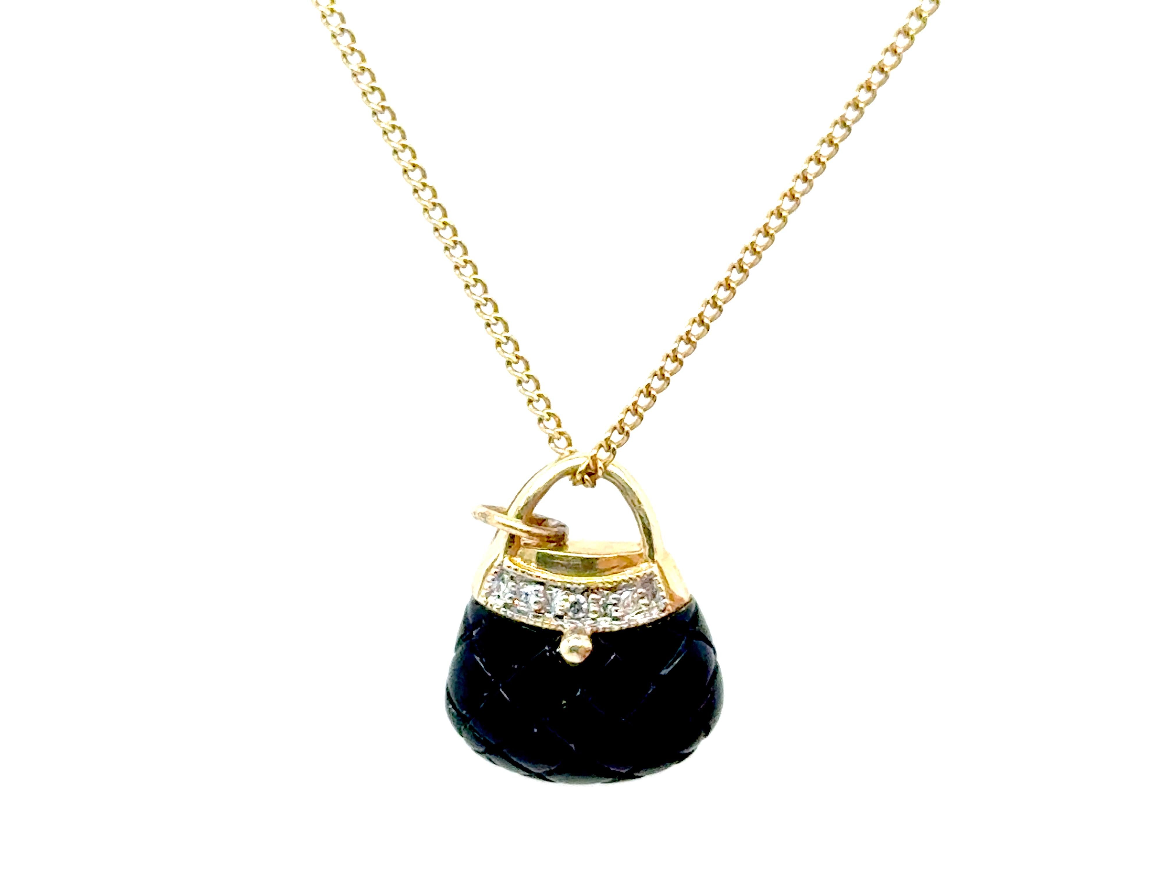 Ciondolo da borsetta con diamante in onice nero in oro giallo 14 carati 



Charme per borsetta/borse

Può essere indossato su un braccialetto con charme o come ciondolo

Gemma di onice autentica

Accentuato da 3 diamanti veri

100% gemme di onice