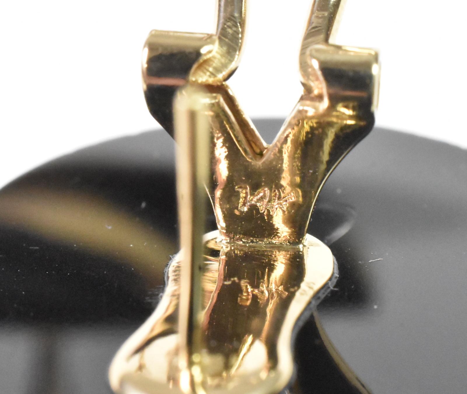 Ohrringe aus schwarzem Onyx, 14K, Omega Französische Clips, durchbohrt im Zustand „Gut“ im Angebot in Toledo, OH