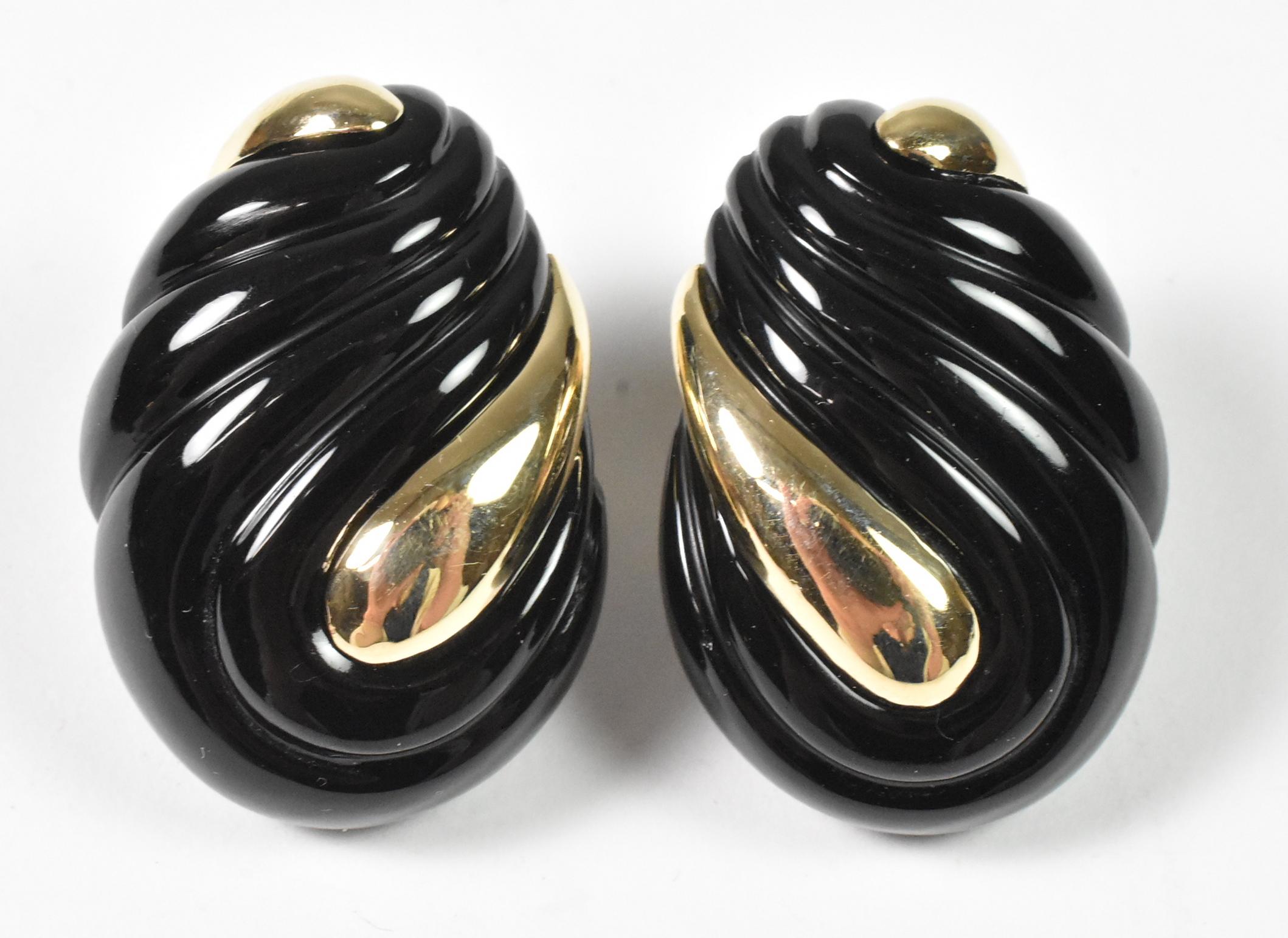 Ohrringe aus schwarzem Onyx, 14K, Omega Französische Clips, durchbohrt (Gold) im Angebot