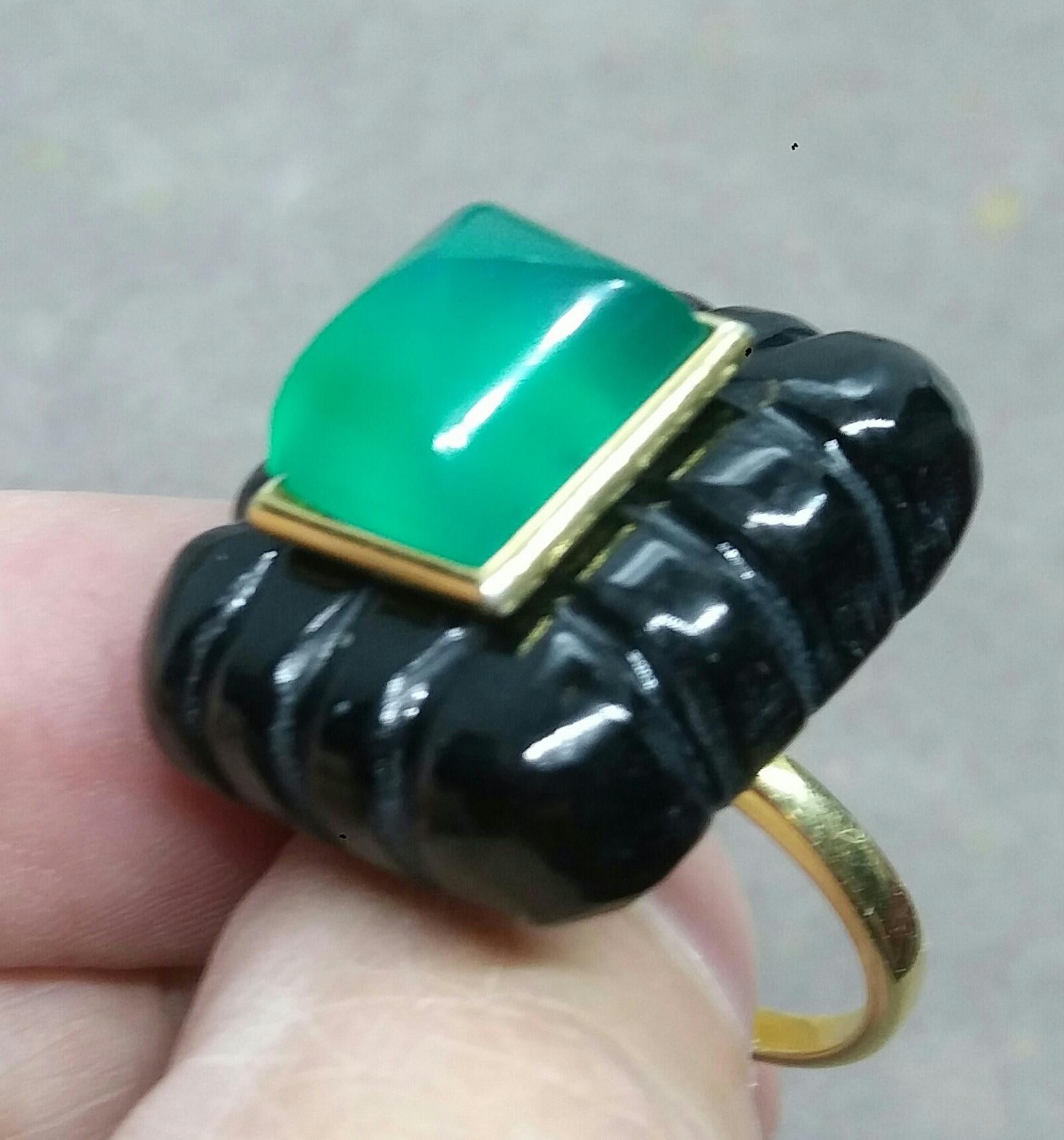 Onyx noir gravé Forme rectangulaire Pyramide d'onyx vert Bague en or jaune 14k en vente 5