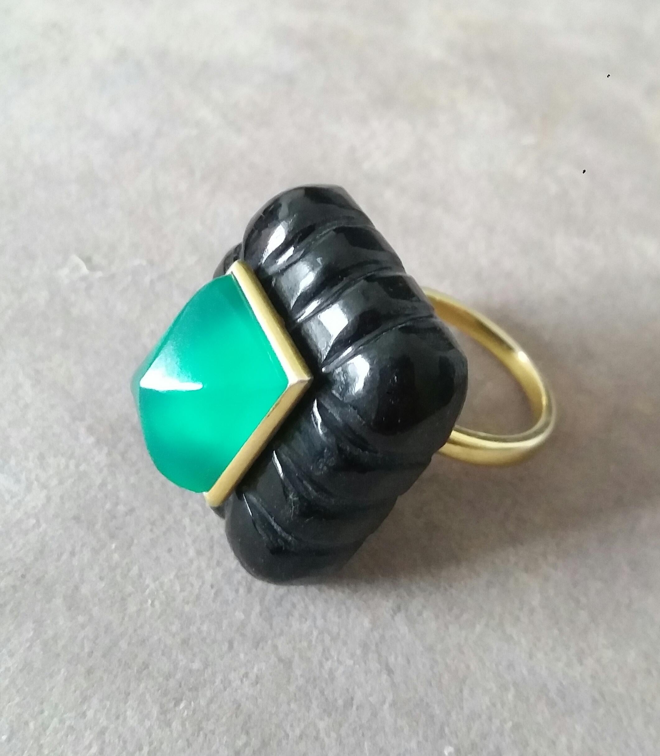 Art déco Onyx noir gravé Forme rectangulaire Pyramide d'onyx vert Bague en or jaune 14k en vente