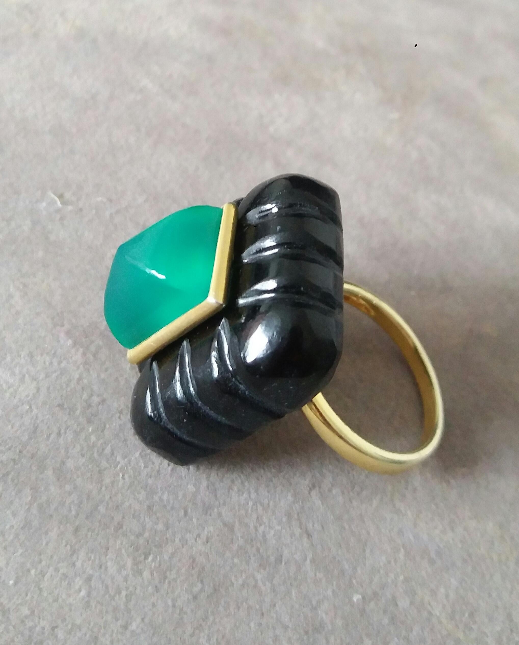 Taille mixte Onyx noir gravé Forme rectangulaire Pyramide d'onyx vert Bague en or jaune 14k en vente