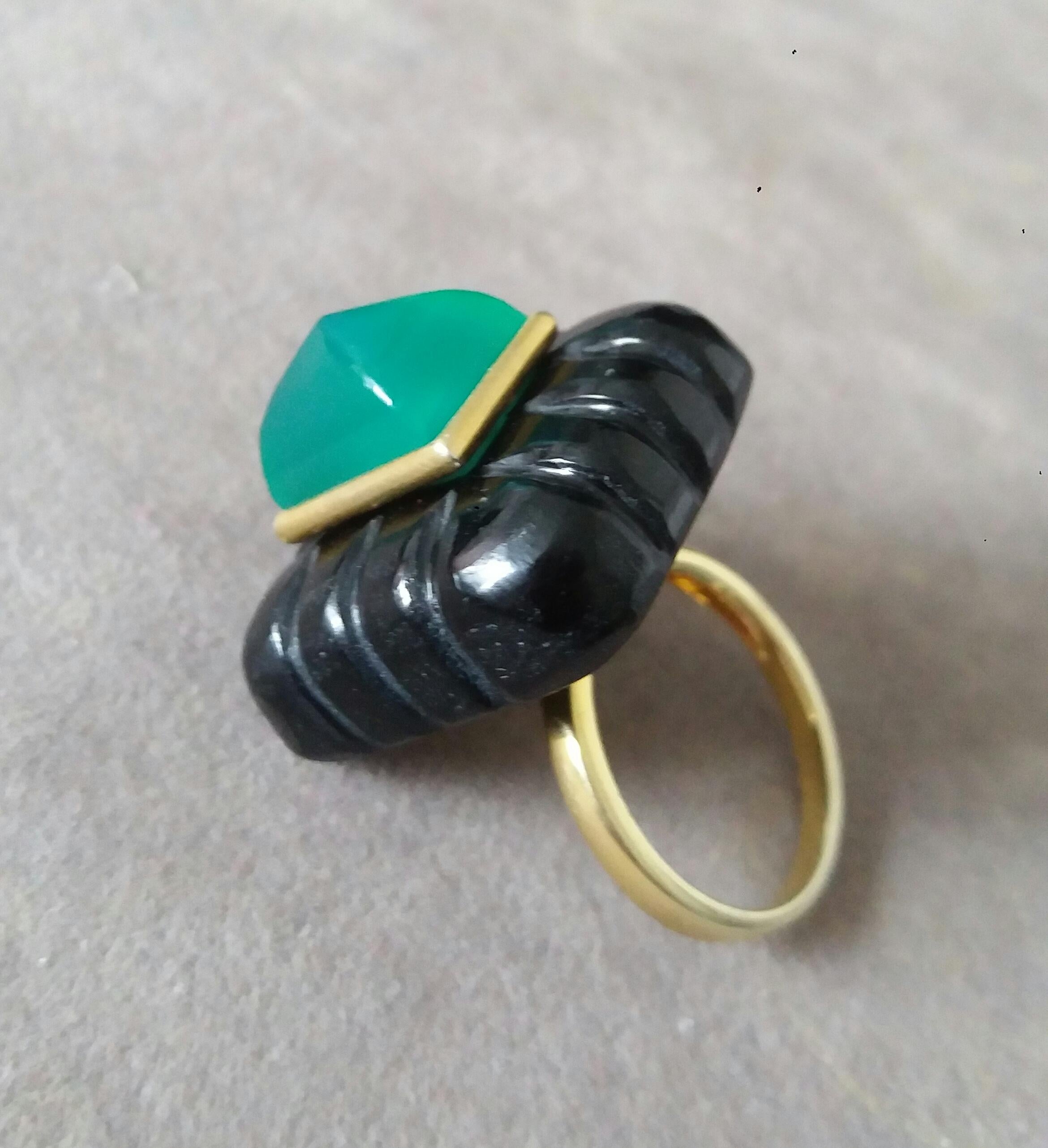 Onyx noir gravé Forme rectangulaire Pyramide d'onyx vert Bague en or jaune 14k Neuf - En vente à Bangkok, TH