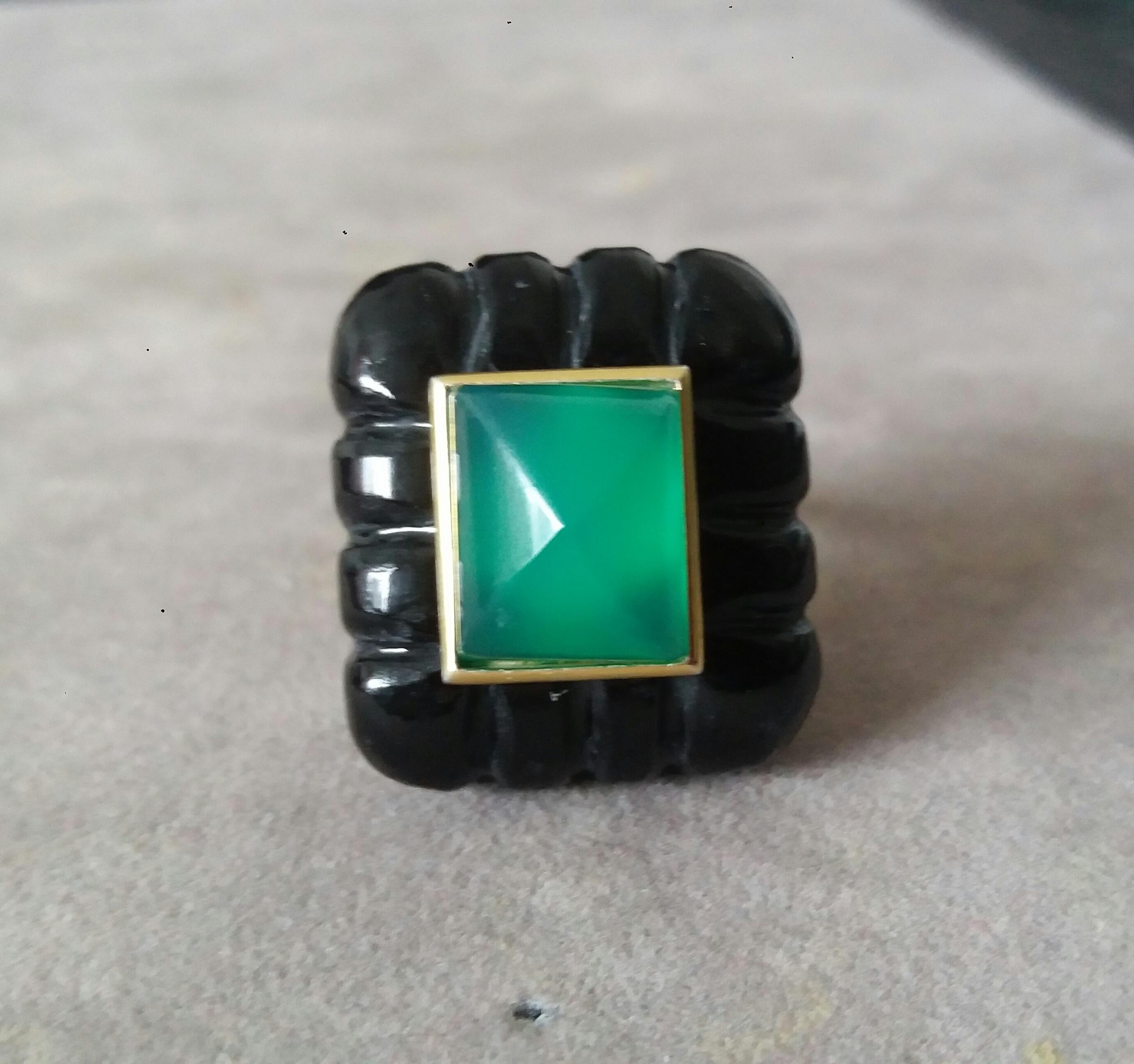 Onyx noir gravé Forme rectangulaire Pyramide d'onyx vert Bague en or jaune 14k Pour femmes en vente