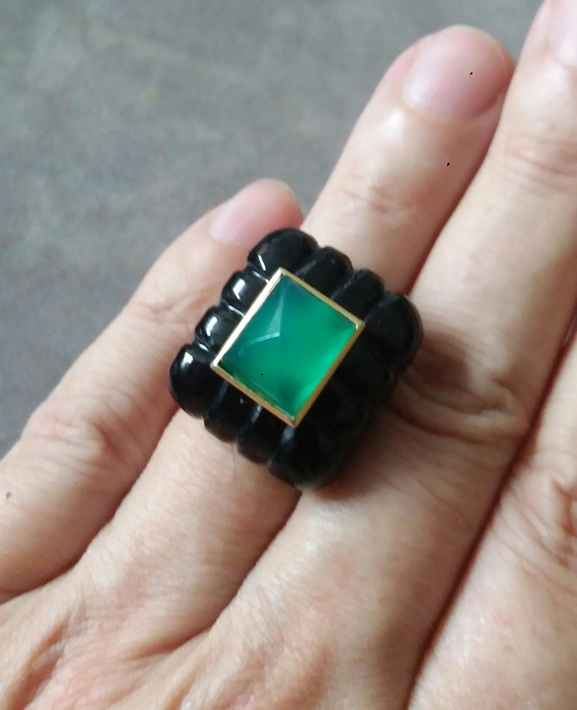 Onyx noir gravé Forme rectangulaire Pyramide d'onyx vert Bague en or jaune 14k en vente 3