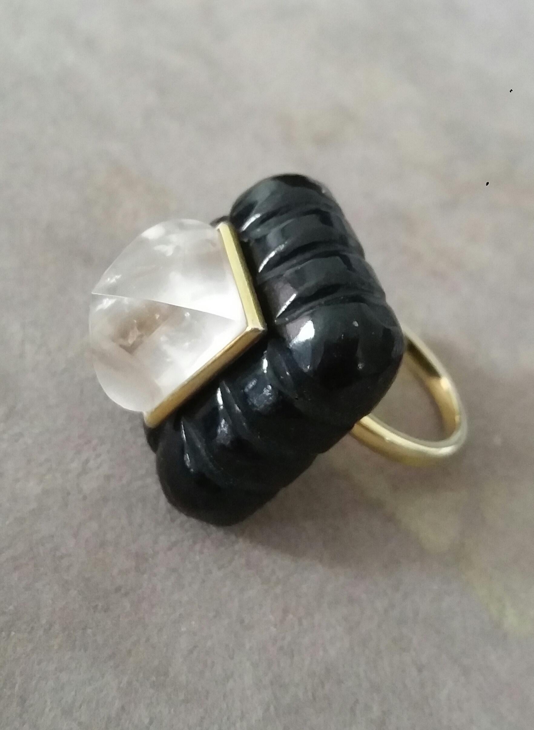 Einzigartiger Ring mit einem großen eingravierten rechteckigen Form Black Onyx, Messung 23 mm. x 26 mm x 8mm. und mit einem Gewicht von 60 Karat mit einem schönen natürlichen Bergkristall Pyramide Messung 10 mm x 12 mm in 14 kt Gelbgold Lünette