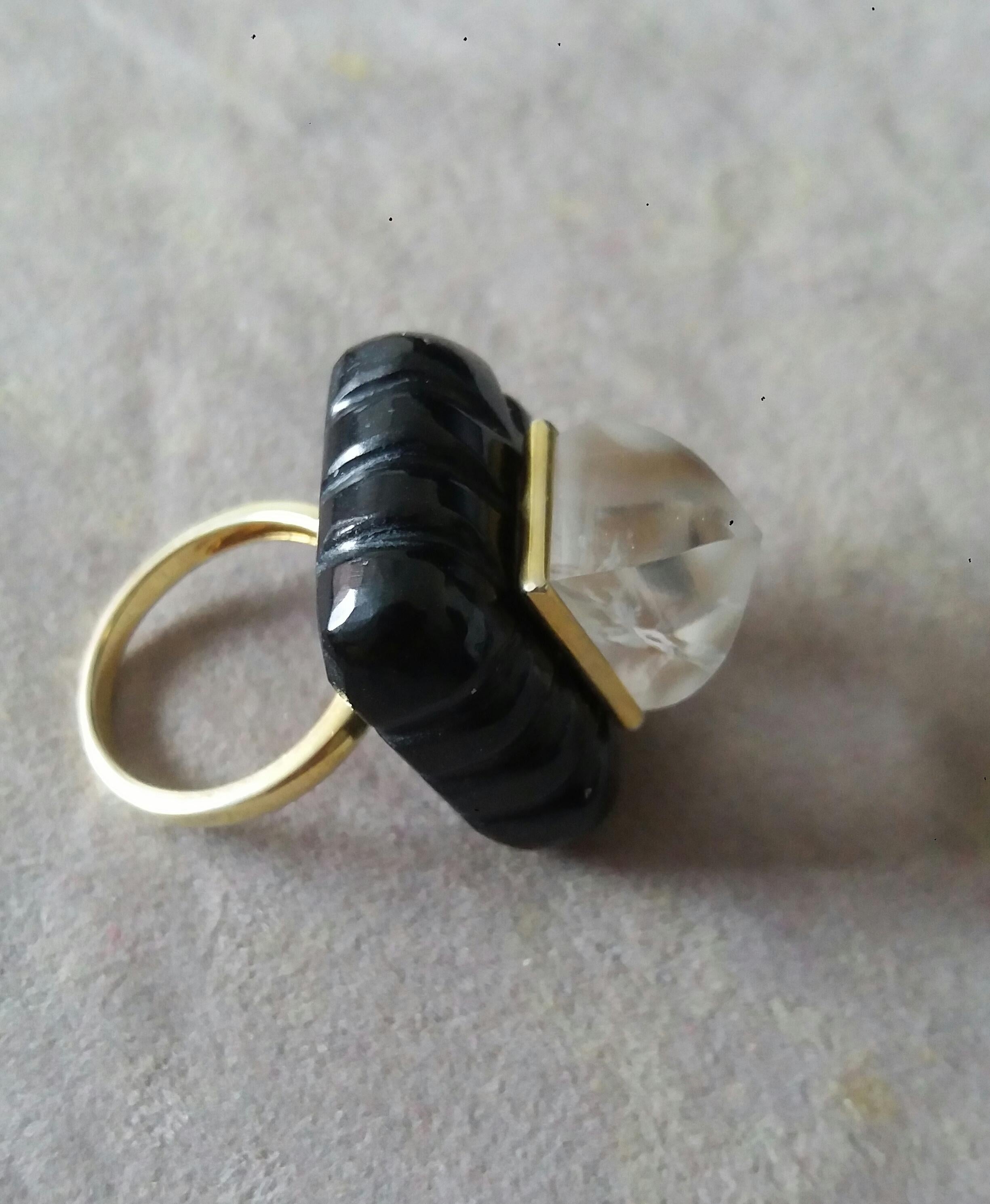 Schwarzer Onyx eingraviert Rechteckige Form Natürliche Quarz Pyramide 14k Solid Gold Ring im Angebot 1