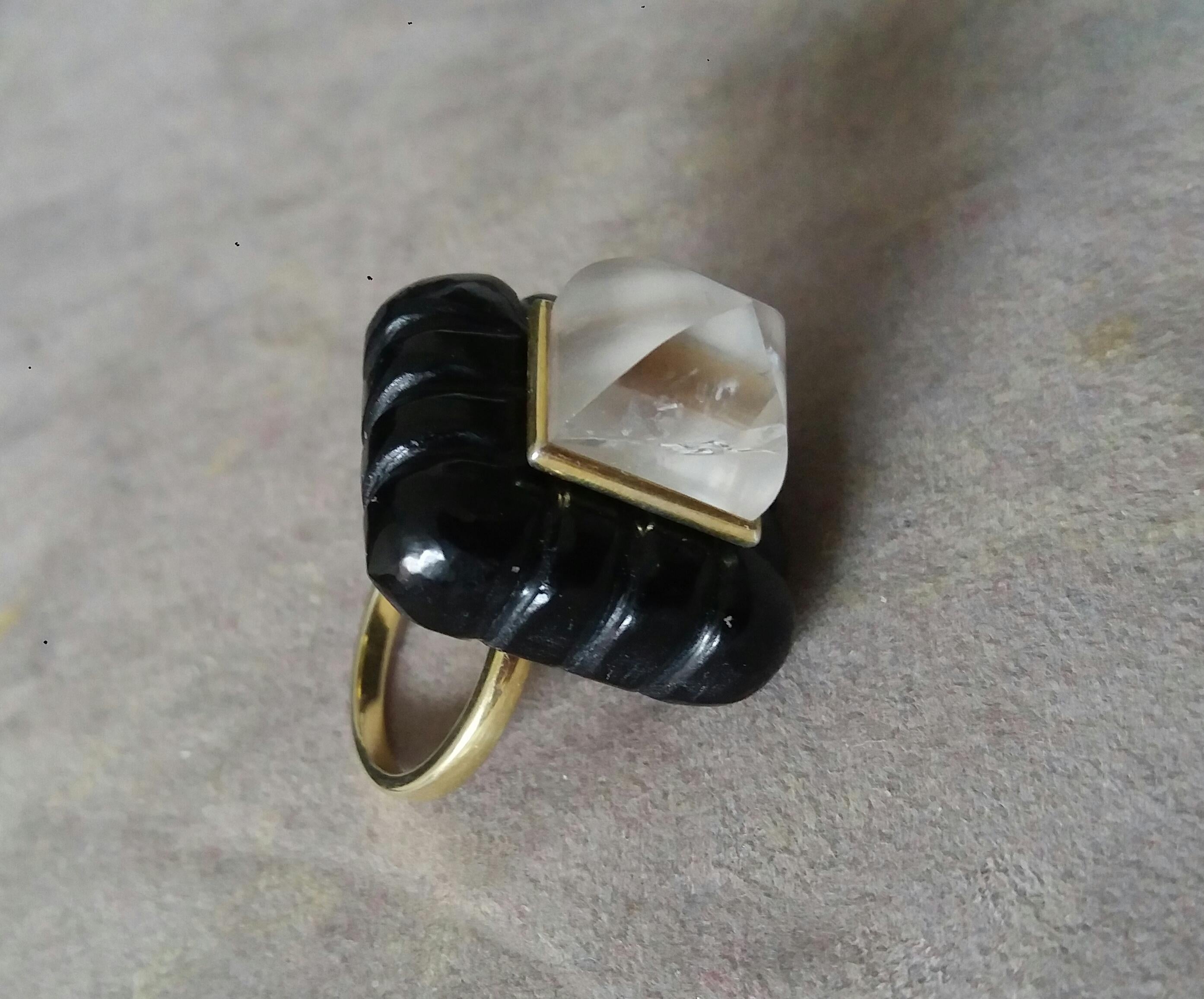 Schwarzer Onyx eingraviert Rechteckige Form Natürliche Quarz Pyramide 14k Solid Gold Ring im Angebot 2