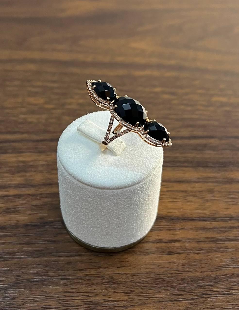 Anillo de oro de 14 quilates con halo de diamantes facetados de ónice negro Corte mixto en venta