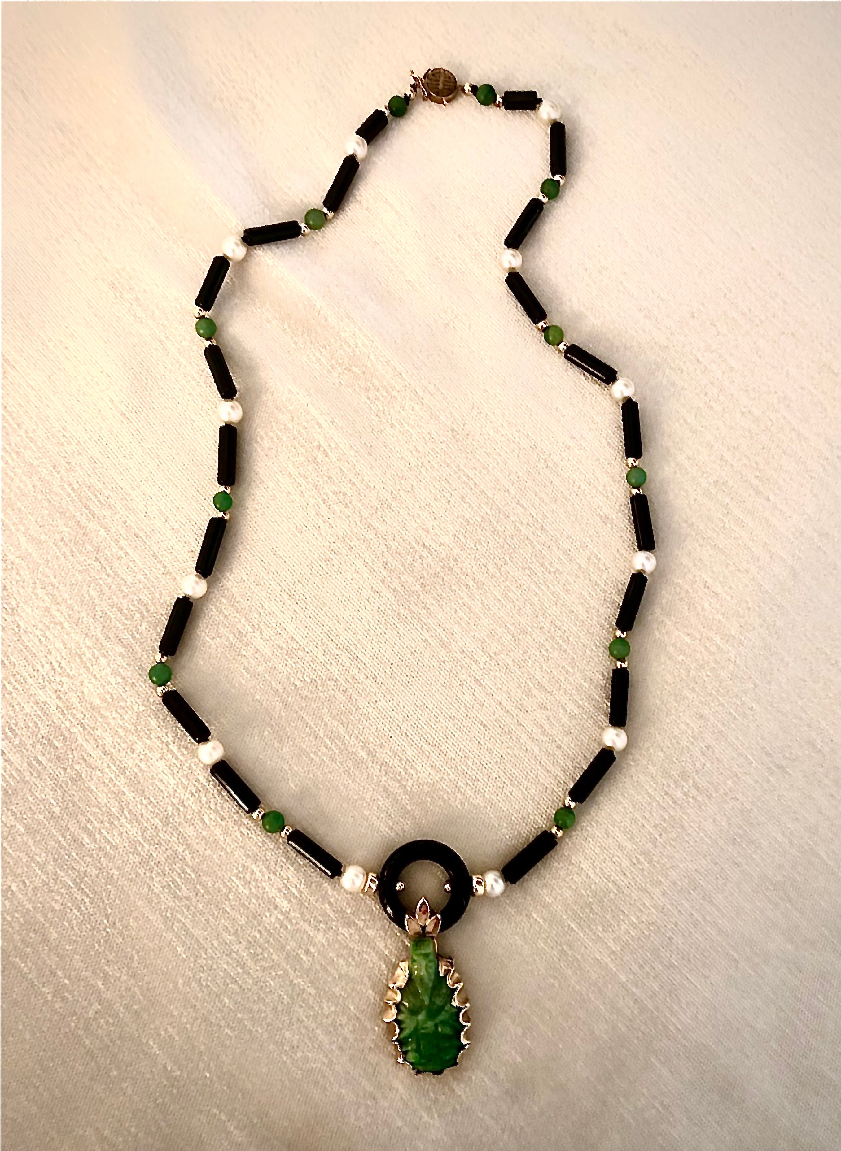 Collar de ónice negro, jade verde y oro de 14 quilates en venta