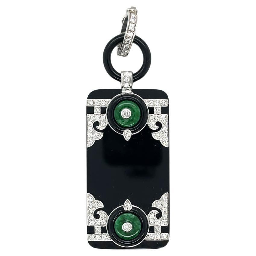 Questo accattivante accessorio per collana è caratterizzato da una bellissima piastrella di onice nera riccamente ornata da intricati
motivi in oro bianco 18 carati incastonati di diamanti e anelli scolpiti in onice e giada verde. La cauzione,