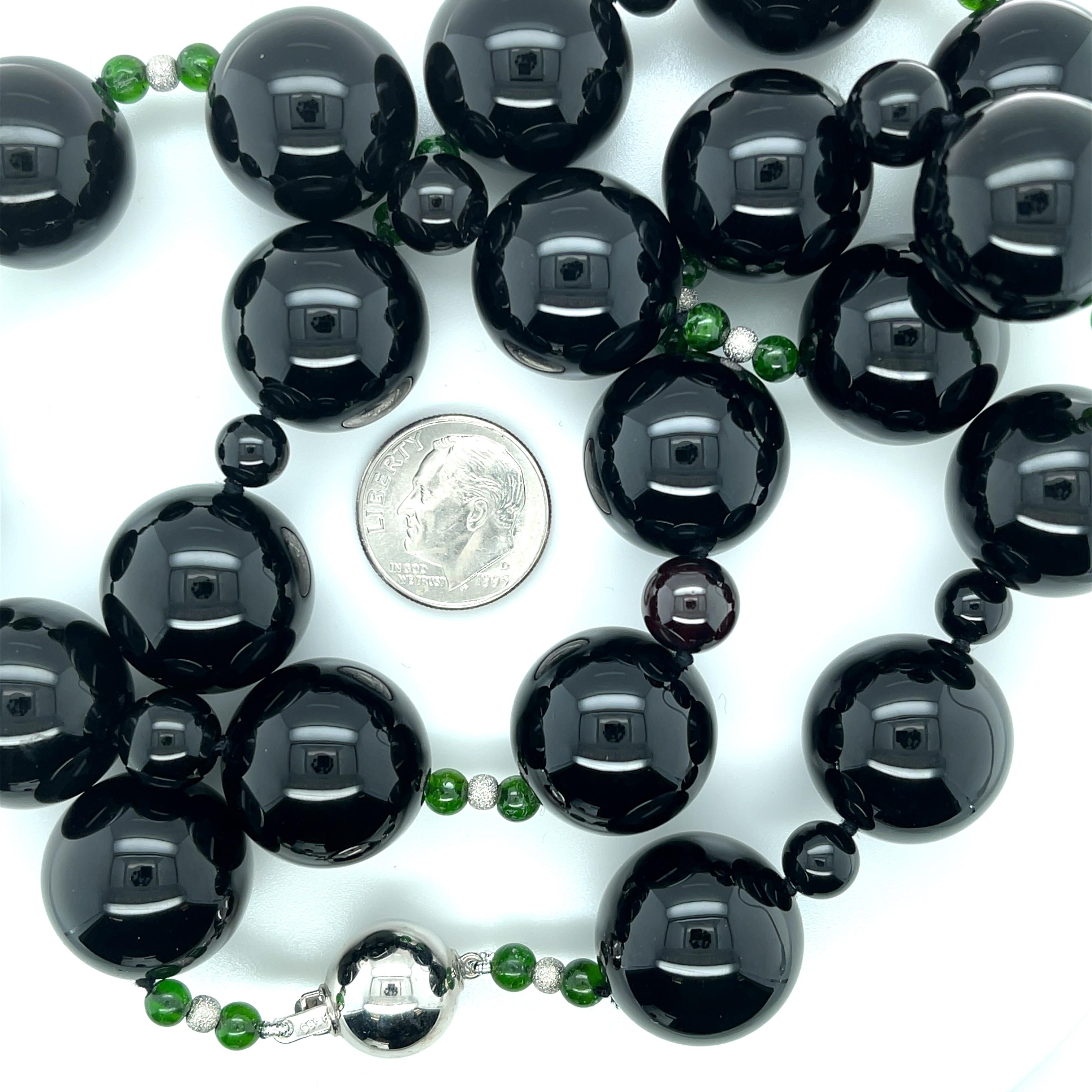 Collana con onice nero, giada e diamanti in oro bianco 18 carati in vendita 1