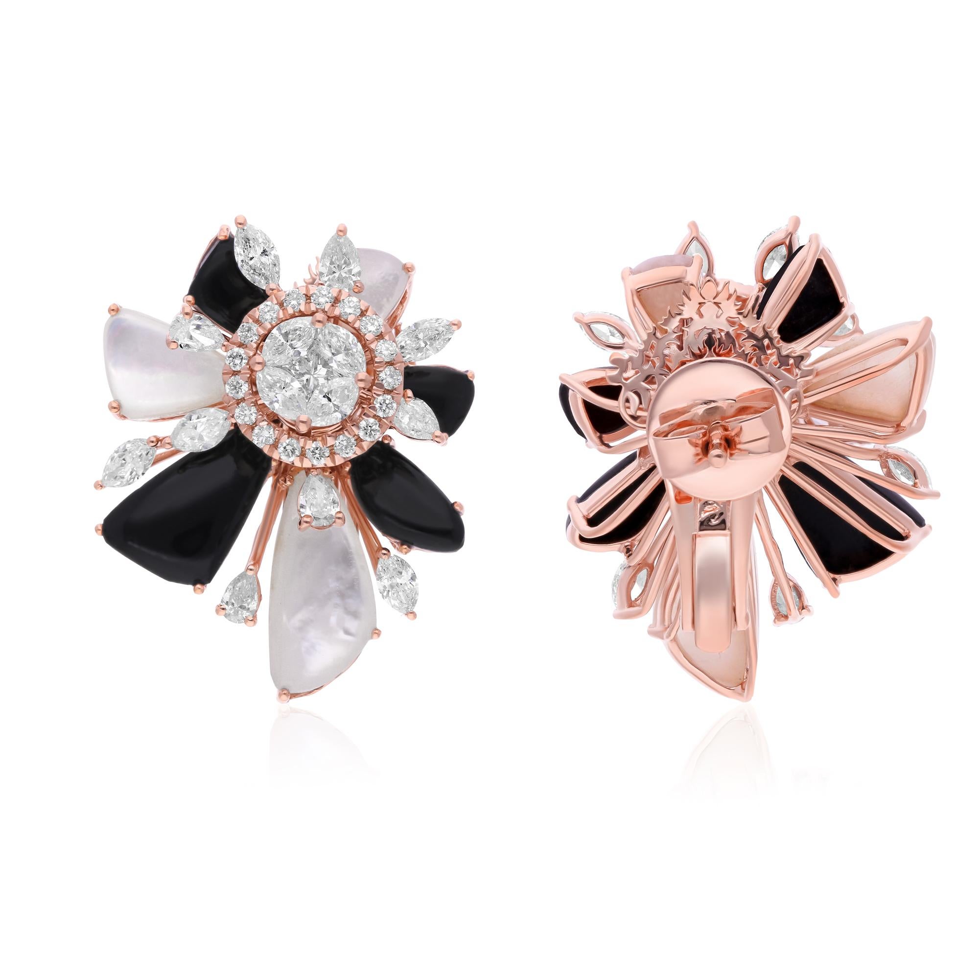 Abbraccia un'eleganza sofisticata con questi orecchini con gemme di onice nero e madreperla, splendidamente realizzati in oro rosa 14 carati. Ogni orecchino è caratterizzato da un sorprendente contrasto tra l'onice nero profondo e la madreperla