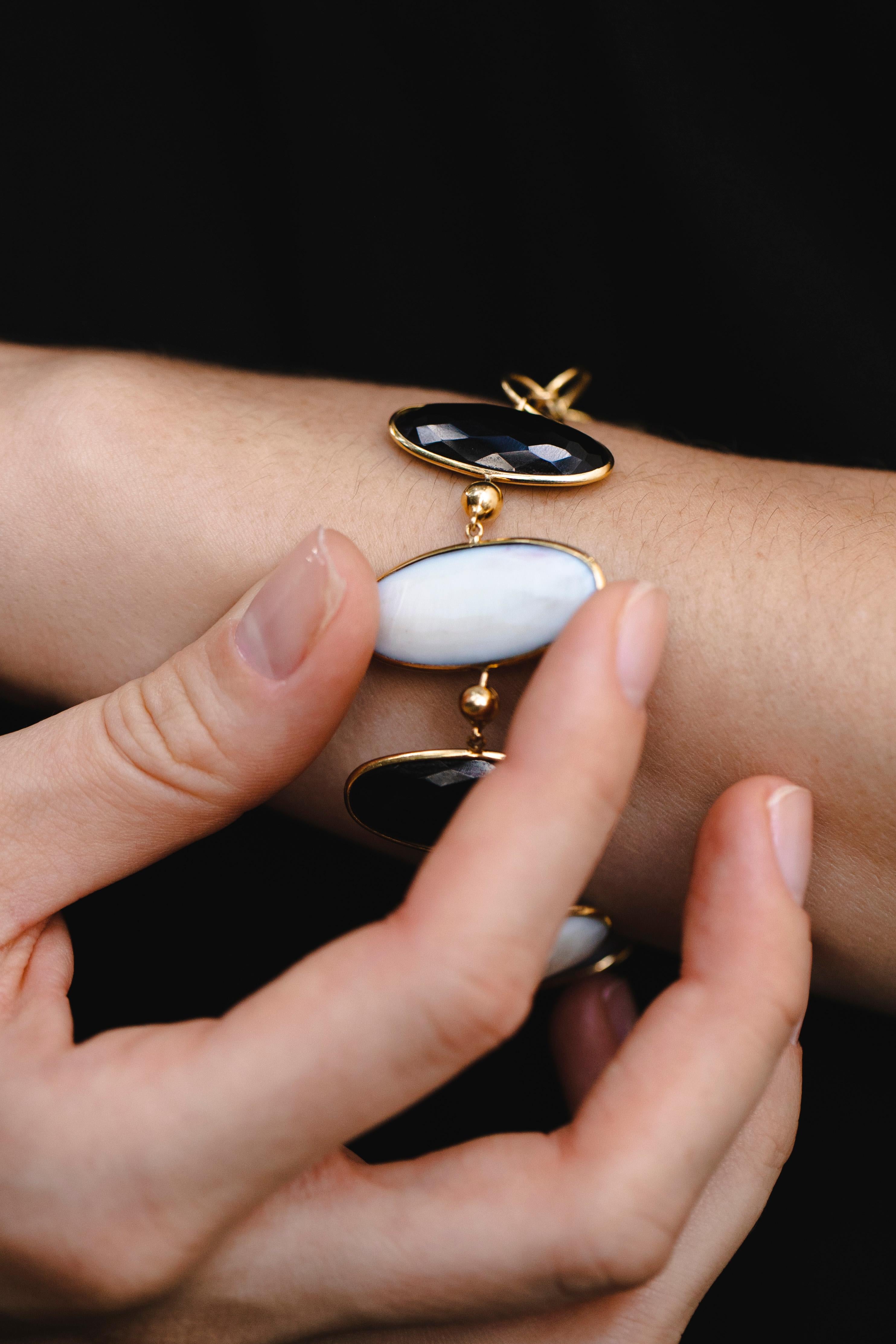 Taille ovale Onyx noir  Bracelet double face en nacre 18K  Or, 1970 en vente