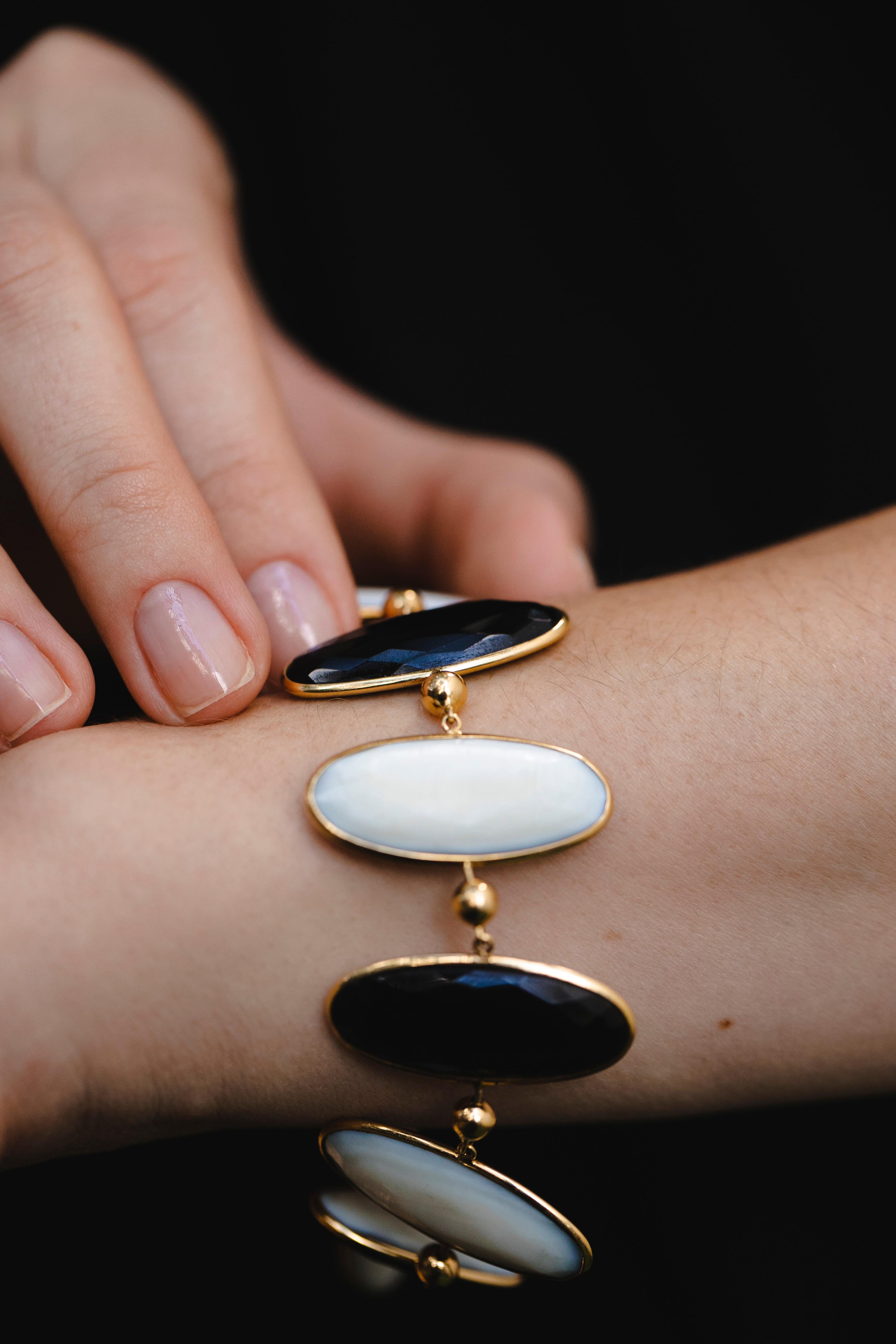 Onyx noir  Bracelet double face en nacre 18K  Or, 1970 Bon état - En vente à Herzelia, Tel Aviv