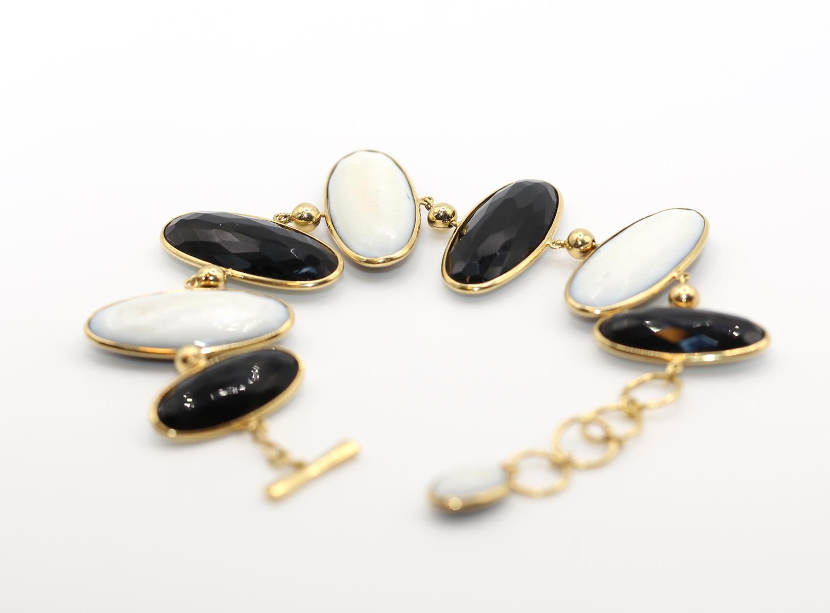 Black Onyx  Mother-Of-Pearl Toggle Double Sided Bracelet 18K  Gold, 1970 For Sale 3