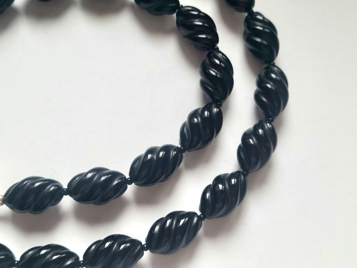 The length of the necklace is 21.5 inches (54.5 cm). The size of the fluted twist beads is 12 x 18 mm.
The fluted twist onyx beads in this necklace are uniform, saturated, brightly black, and deep, with a bright glass shine.
The color is authentic