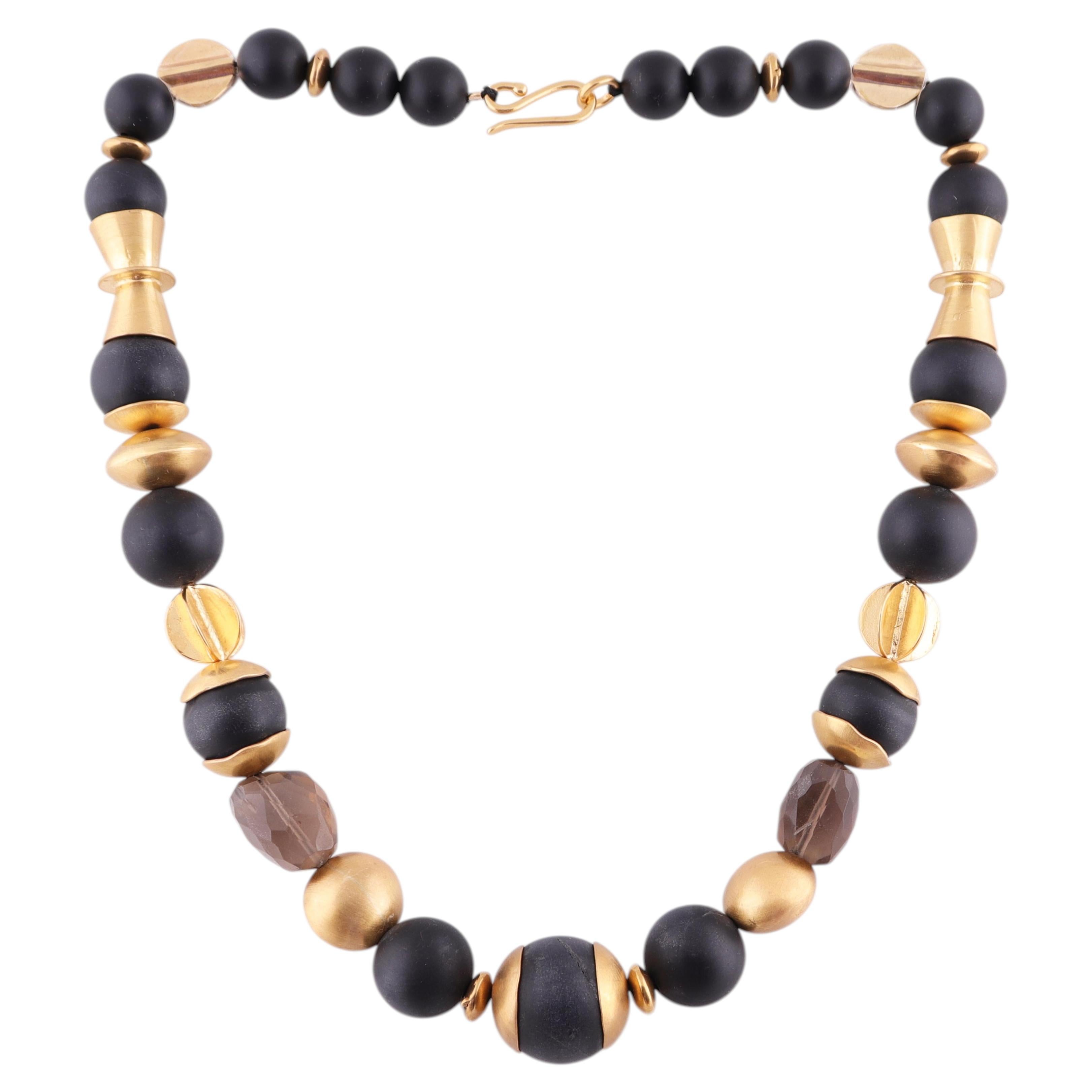 Collar de ónice negro en oro vermeil de 24k y cuarzo ahumado de Katerina Makriyianni en venta