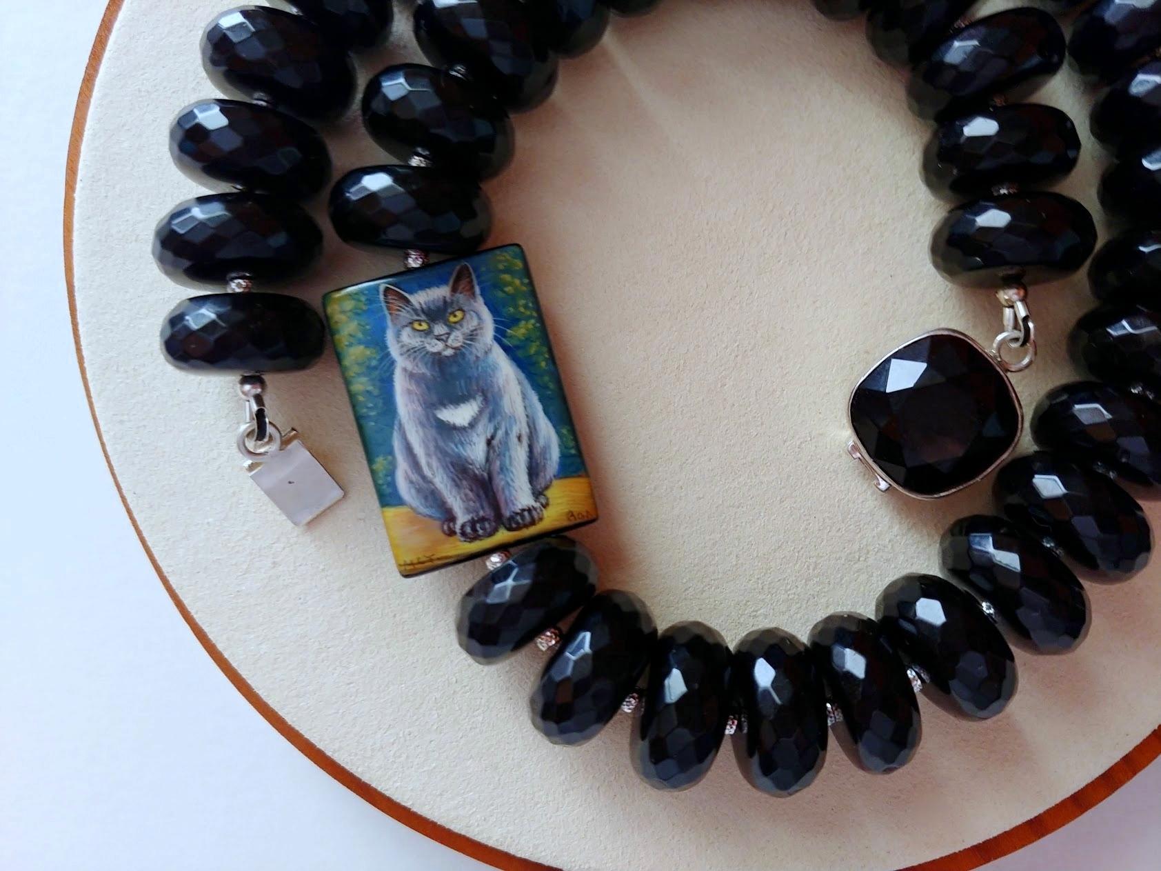 The length of the necklace is 21 inches (53 cm). The size of the faceted rondelle beads is 20 mm.
The color of the beads is uniform, saturated, brightly black, and deep, with a bright glass shine.
The color is authentic and natural. No thermal or