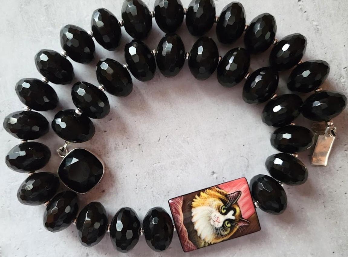 The length of the necklace is 21 inches (53 cm). The size of the faceted rondelle beads is 20 mm.
The color of the beads is uniform, saturated, brightly black, and deep, with a bright glass shine.
The color is authentic and natural. No thermal or