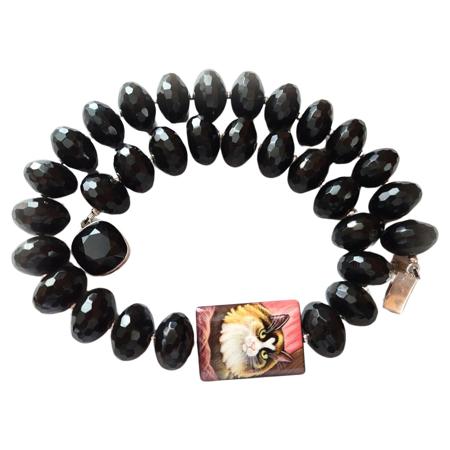 Halskette aus schwarzem Onyx mit handbemalten Perlen auf schwarzem rechteckigem Achat