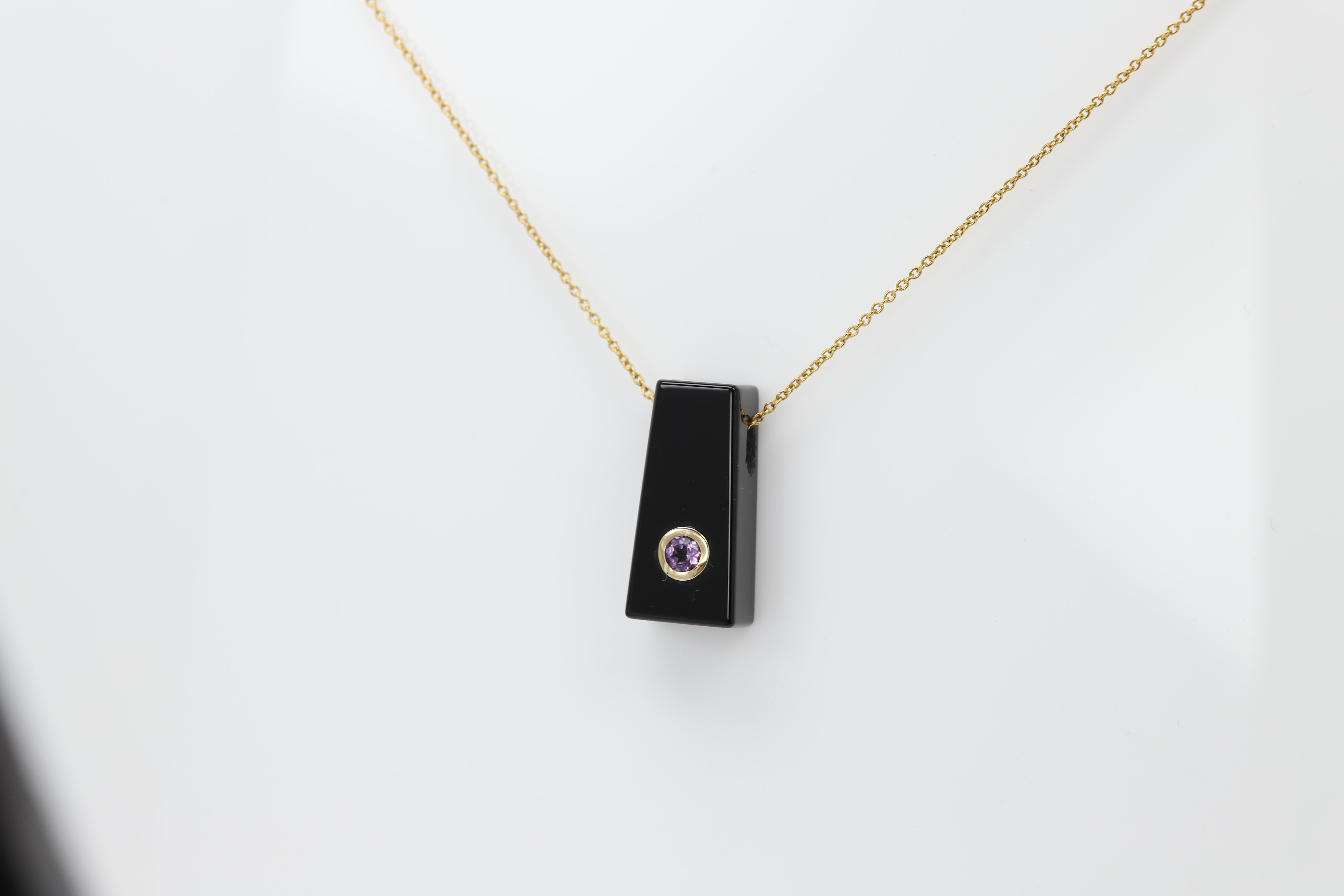 Magnifique pendentif en onyx naturel
Monture centrale en or jaune 14k
Pierre ronde en améthyste naturelle violette au centre
poids total 5,2 grammes (sans chaîne)
Taille :
La taille de la pierre d'améthyste est d'environ  4.0 mm
La taille du