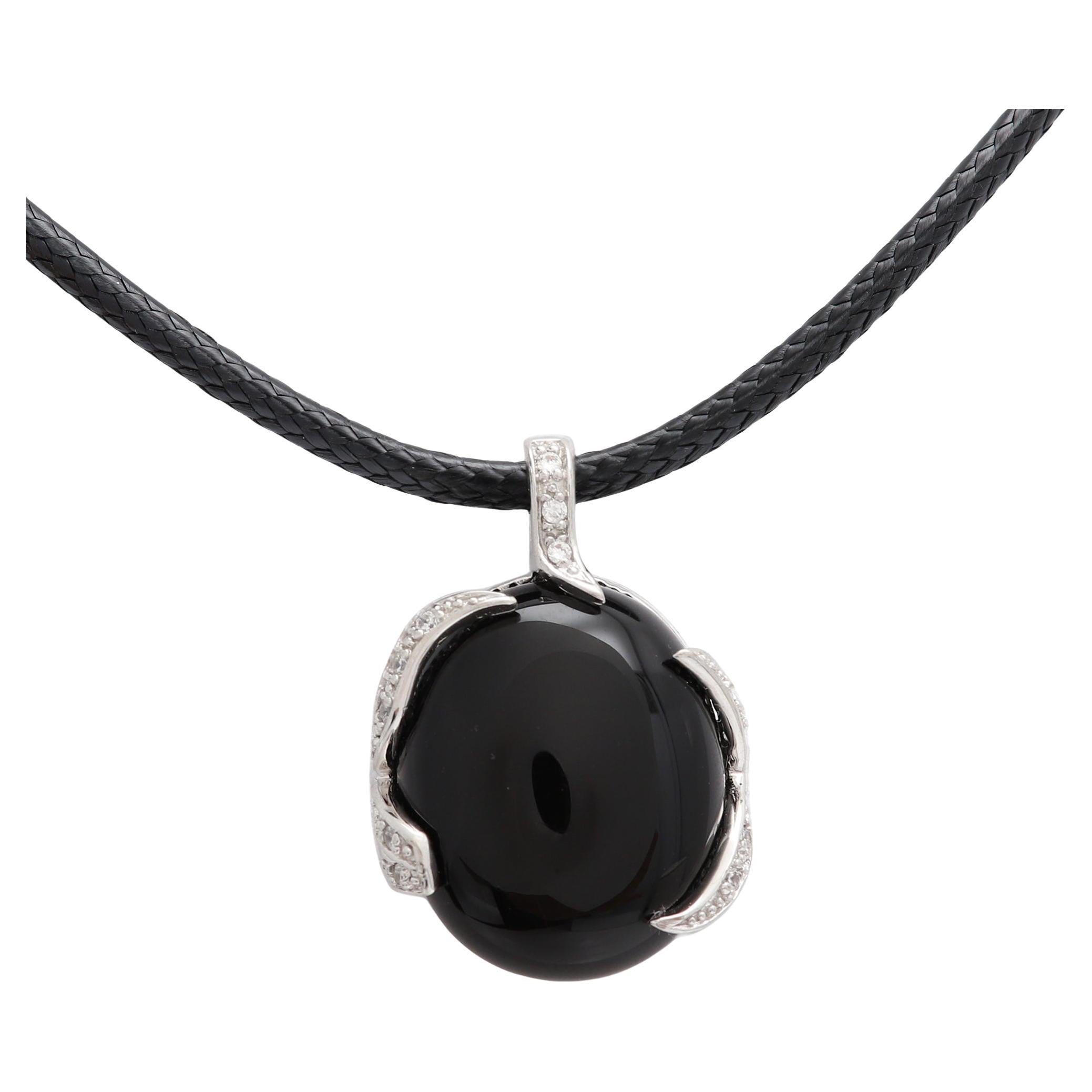 Collana di pietre naturali nere A. Stone
Onice naturale 
incastonato con argento Sterling 925
Dimensioni: circa 25 x 20 mm (1' pollice di altezza)
Peso circa 8,4 grammi
Corde regolabili da 16' - 18' pollici  argento sterling
alcune pietre di
