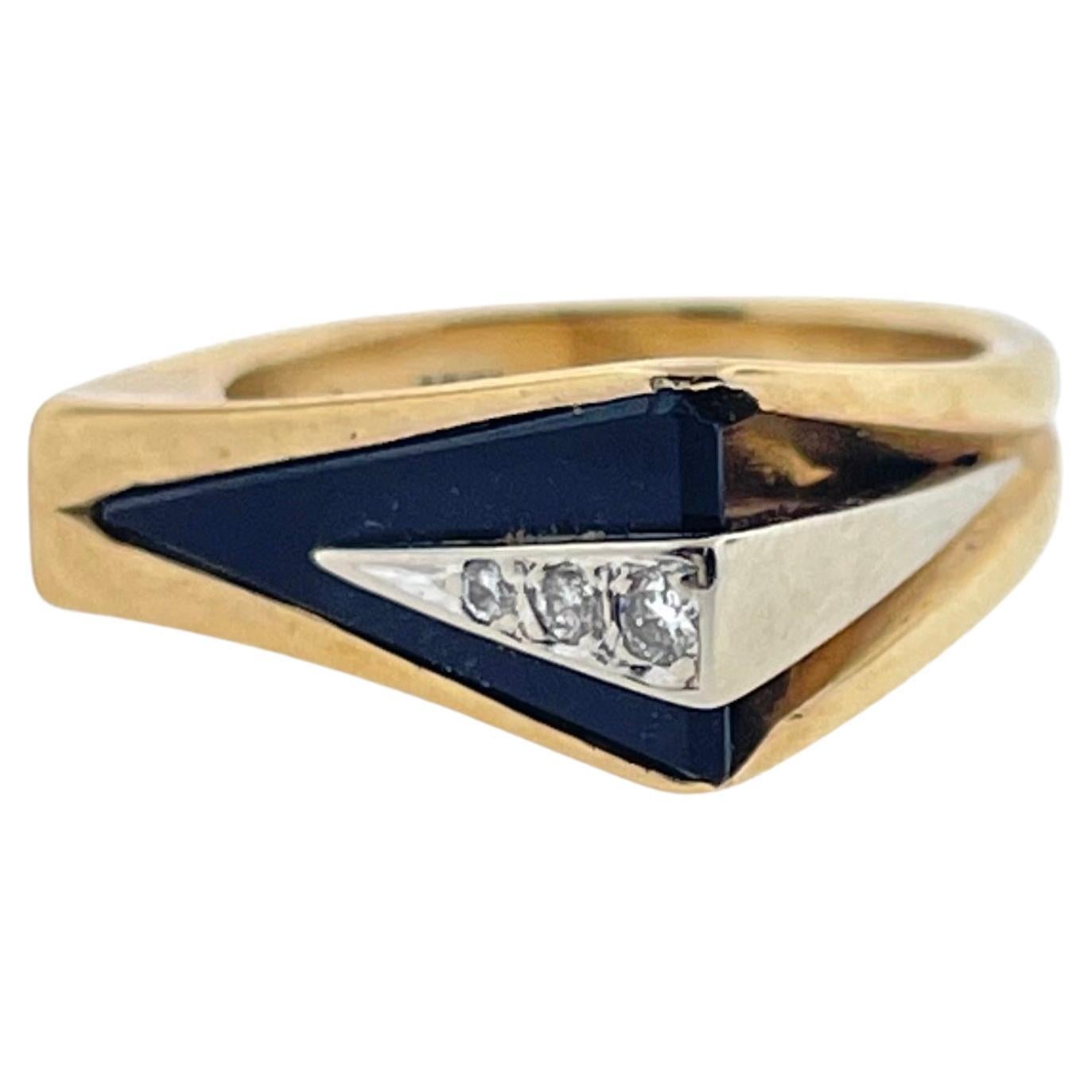 Eine wunderschöne Einlage aus schwarzem Onyx mit drei runden Diamanten, eingefasst in 14K Gelbgold. 

Dieser Ring enthält 3 runde Diamanten im Brillantschliff mit einem Gewicht von 0,07ctw (F-G/SI in Qualität) 

