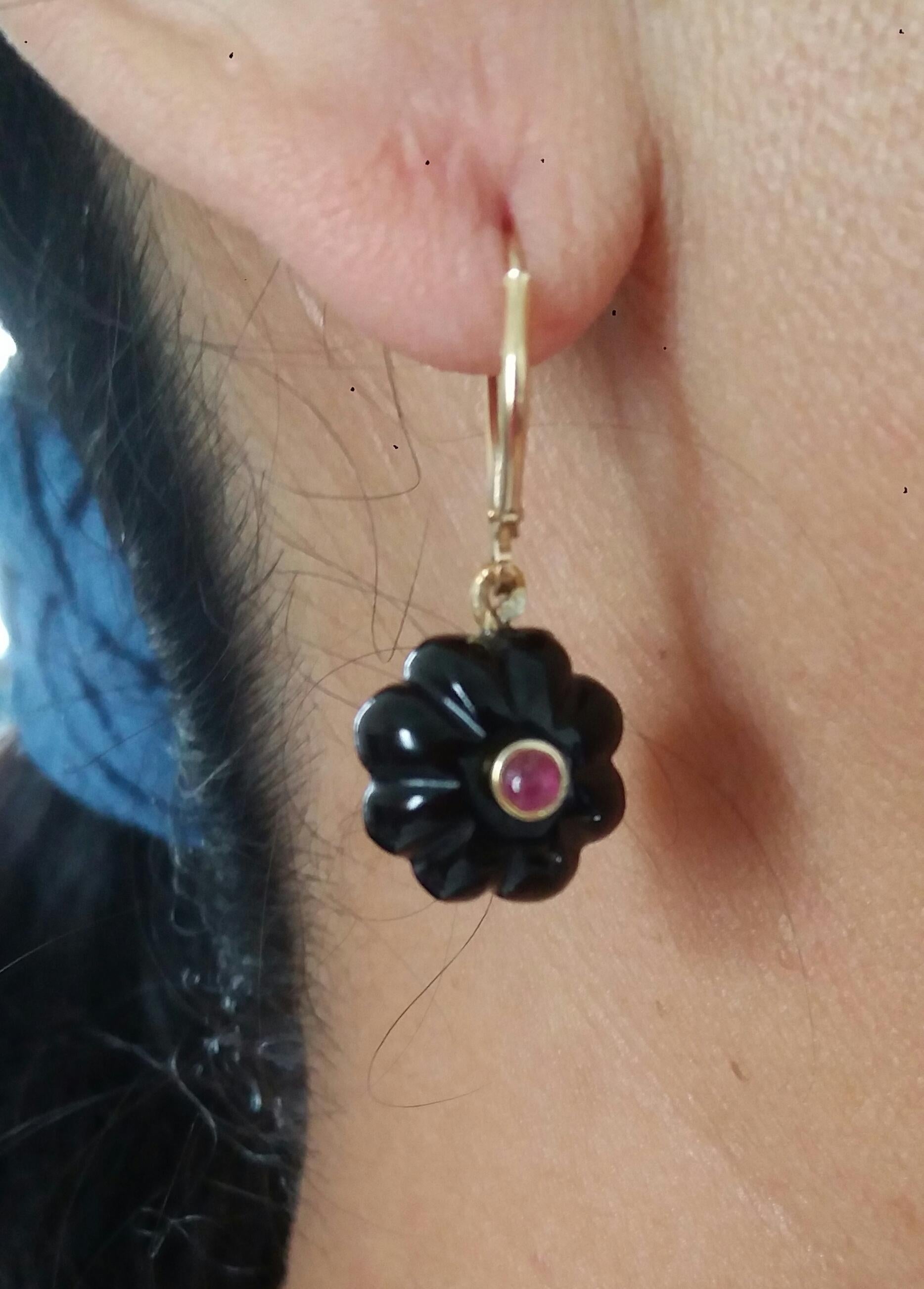 Arts and Crafts Pendants d'oreilles en or jaune 14 carats avec boutons ronds sculptés en onyx noir et cabas en rubis en vente