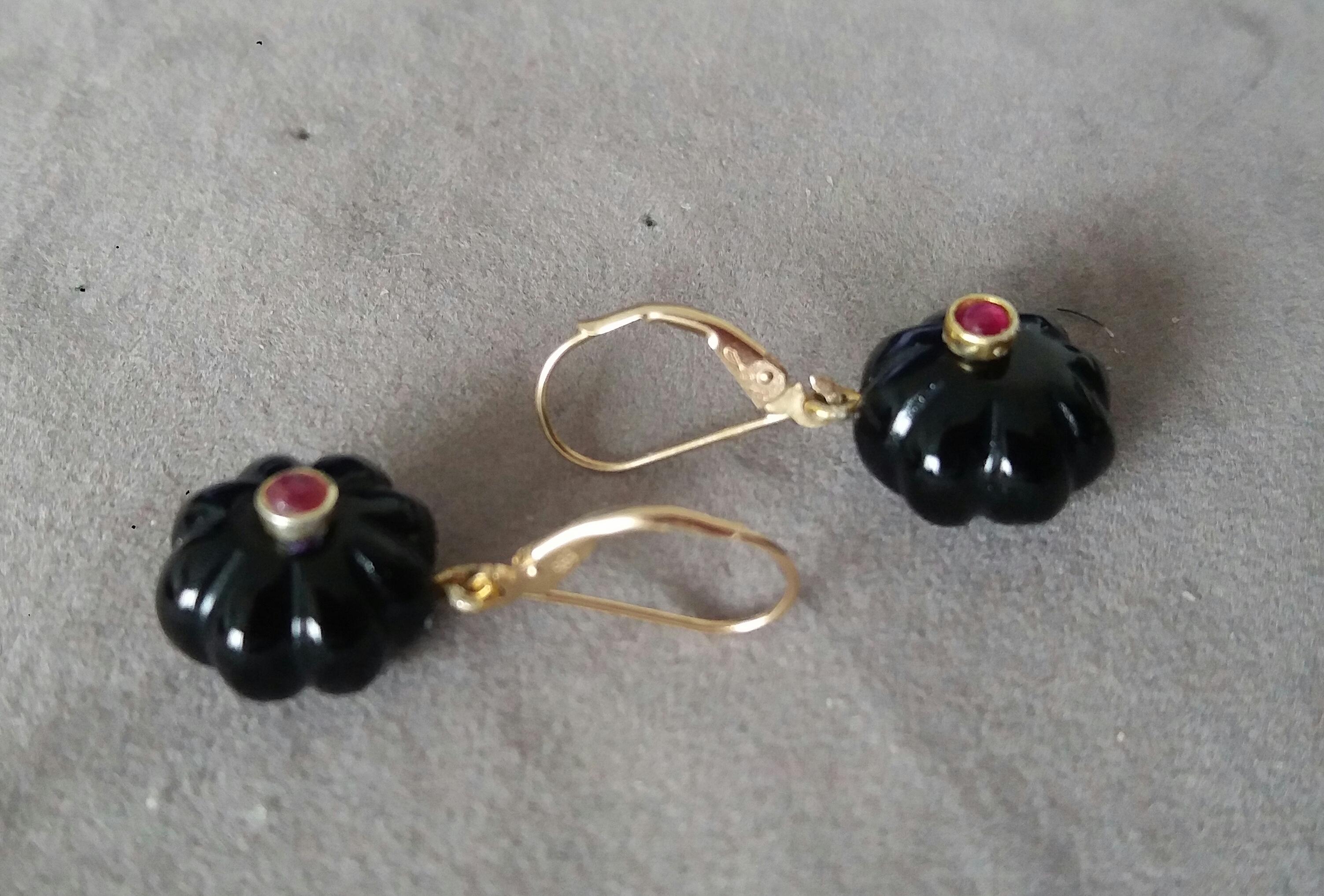 Pendants d'oreilles en or jaune 14 carats avec boutons ronds sculptés en onyx noir et cabas en rubis Pour femmes en vente
