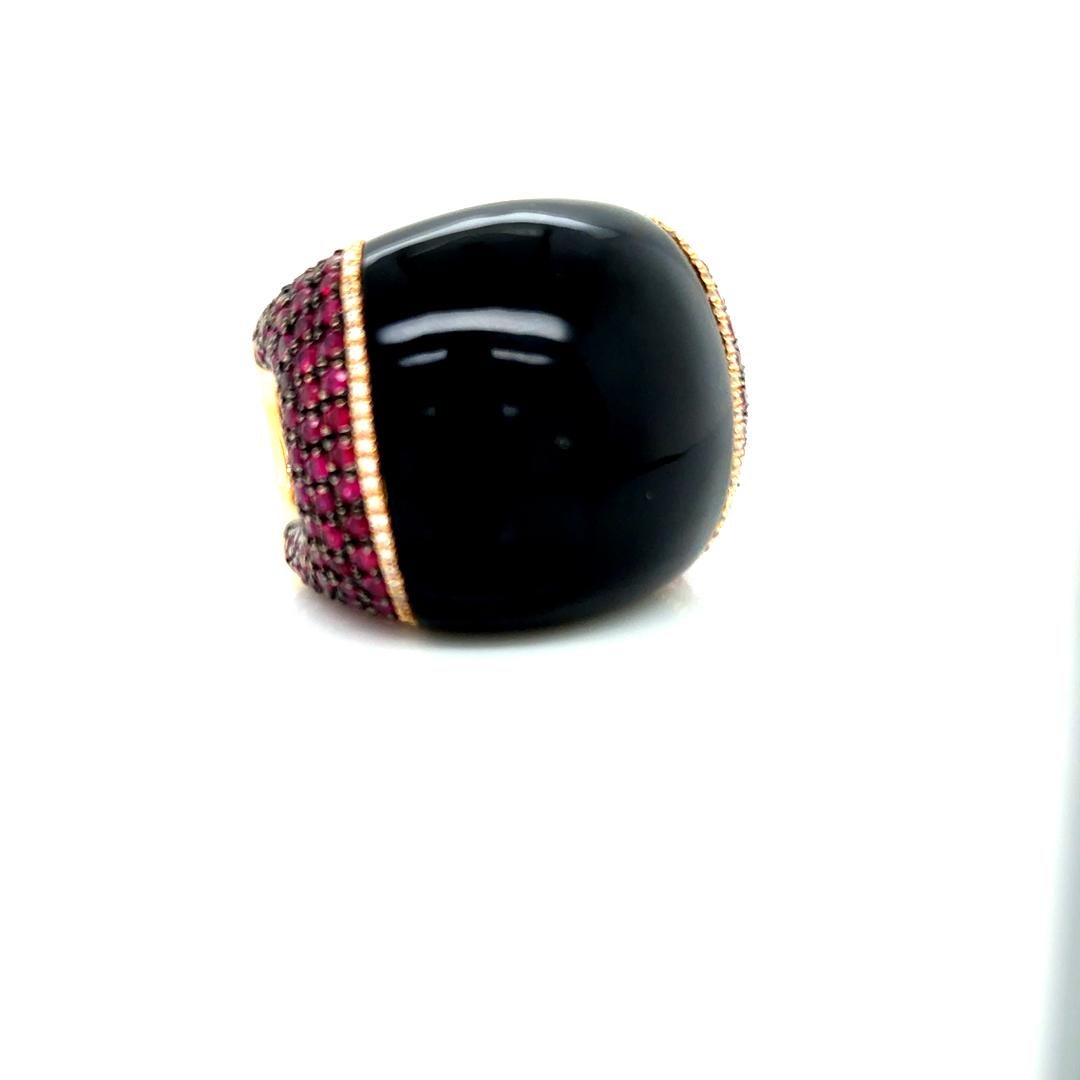Black Onyx statement Ring rose Gold, rubies and diamonds. In Excellent Condition For Sale In Miami, FL
