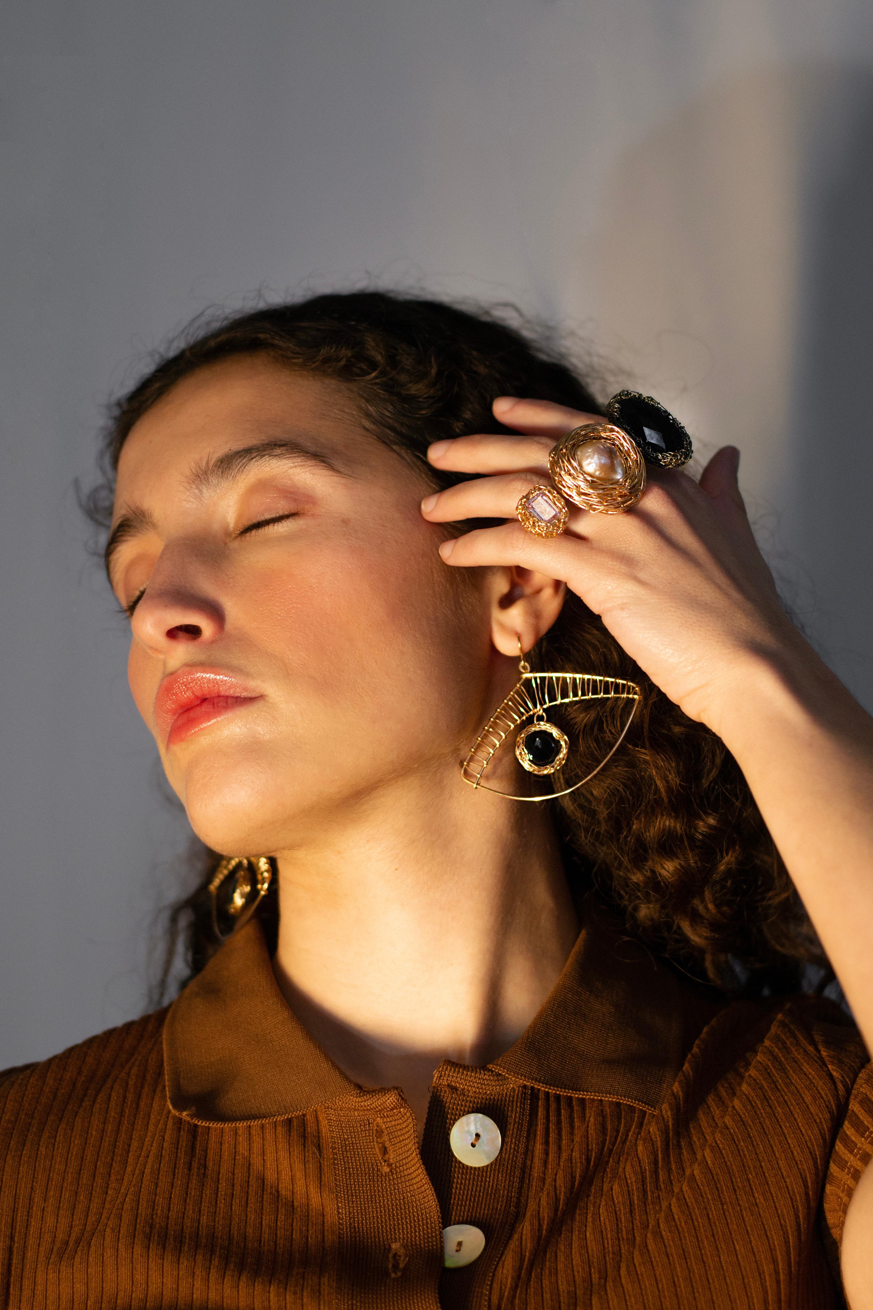 Pierre d'onyx noir Boucles d'oreilles de style EYE One-of-a-Kind Statement  par l'artiste Neuf - En vente à Engelberg, CH
