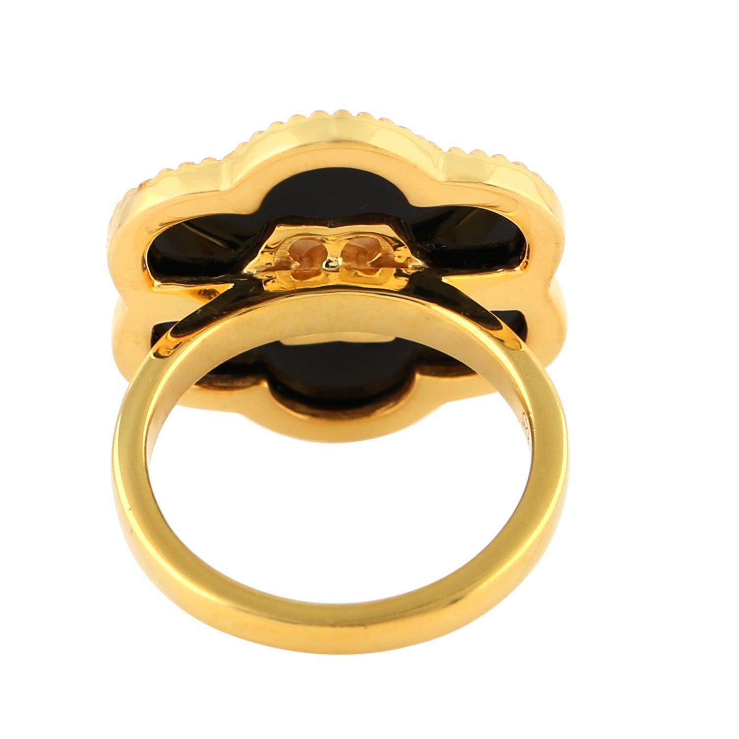 En vente :  Bague fleur en onyx noir, topaze et nacre 2