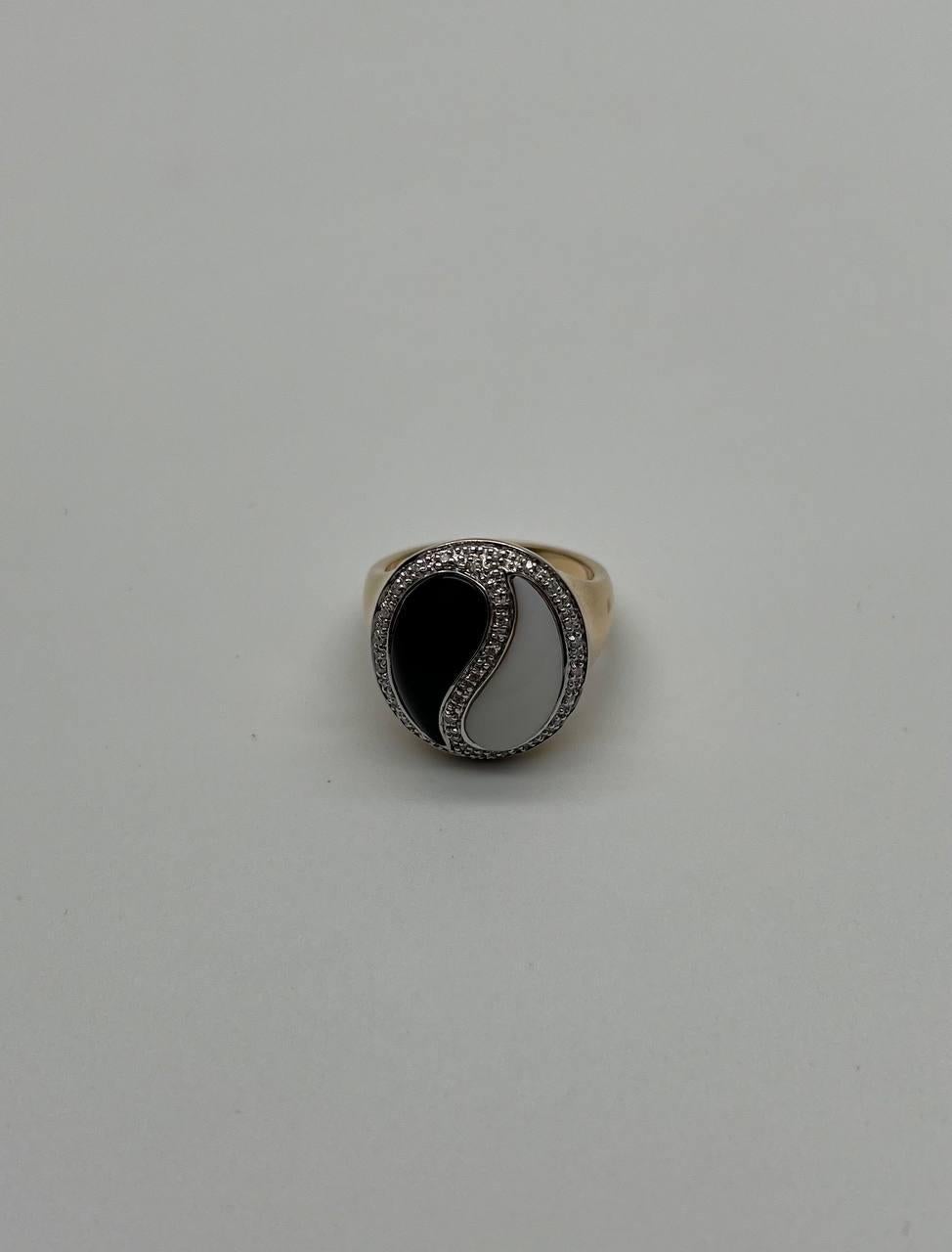 Black Onyx White Agate Yin Yang Motif White Diamond Halo 14K Gold Signet Ring For Sale 5