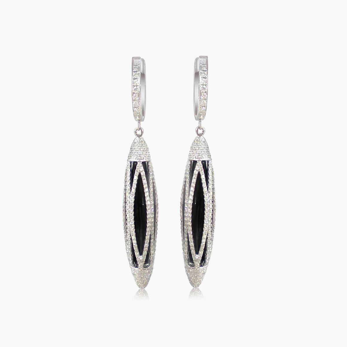 Orecchini a goccia con onice nera e diamante bianco in oro bianco 18 carati Arrow In condizioni Nuovo in vendita a Oakton, VA