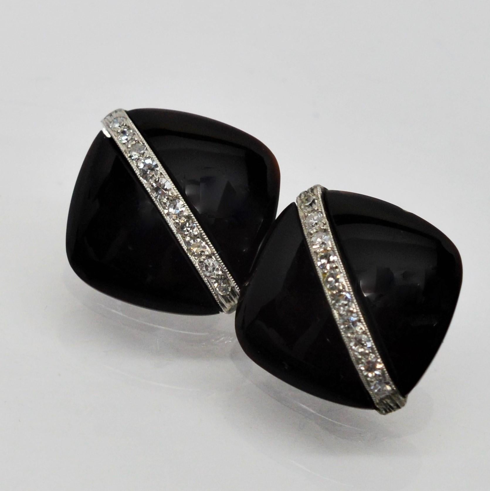 It's all in the details. Add that extra touch to an outfit with these striking cuff links of black onyx adorned with a ribbon of white gold inlaid with  .40 carats total weight of diamond accents. A classic chain link pair measuring 1/2 x 1/2 inch