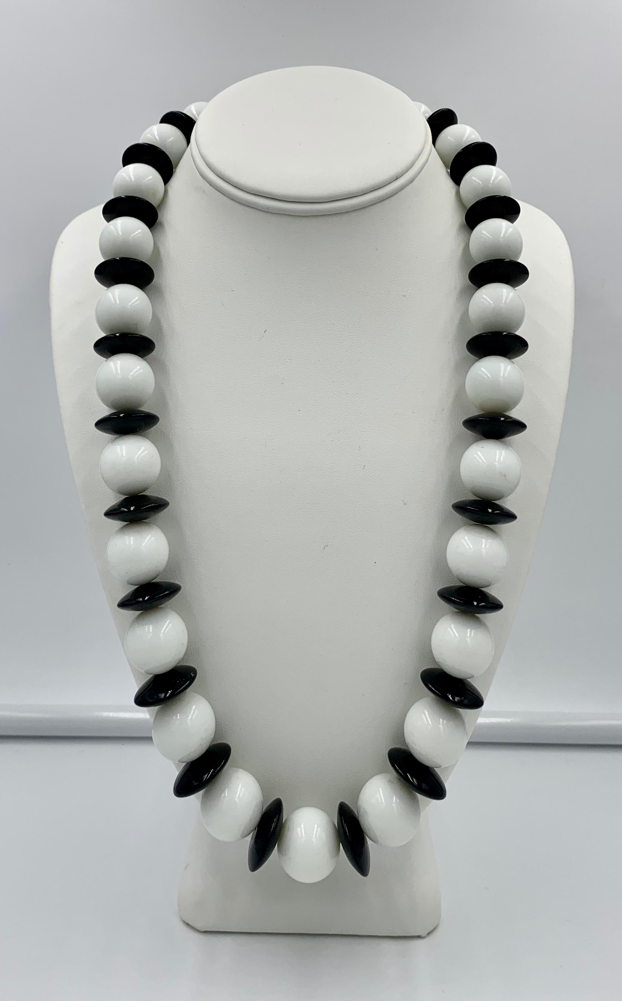 Contemporain Collier en or 14 carats avec onyx noir et onyx blanc et 44 diamants en vente