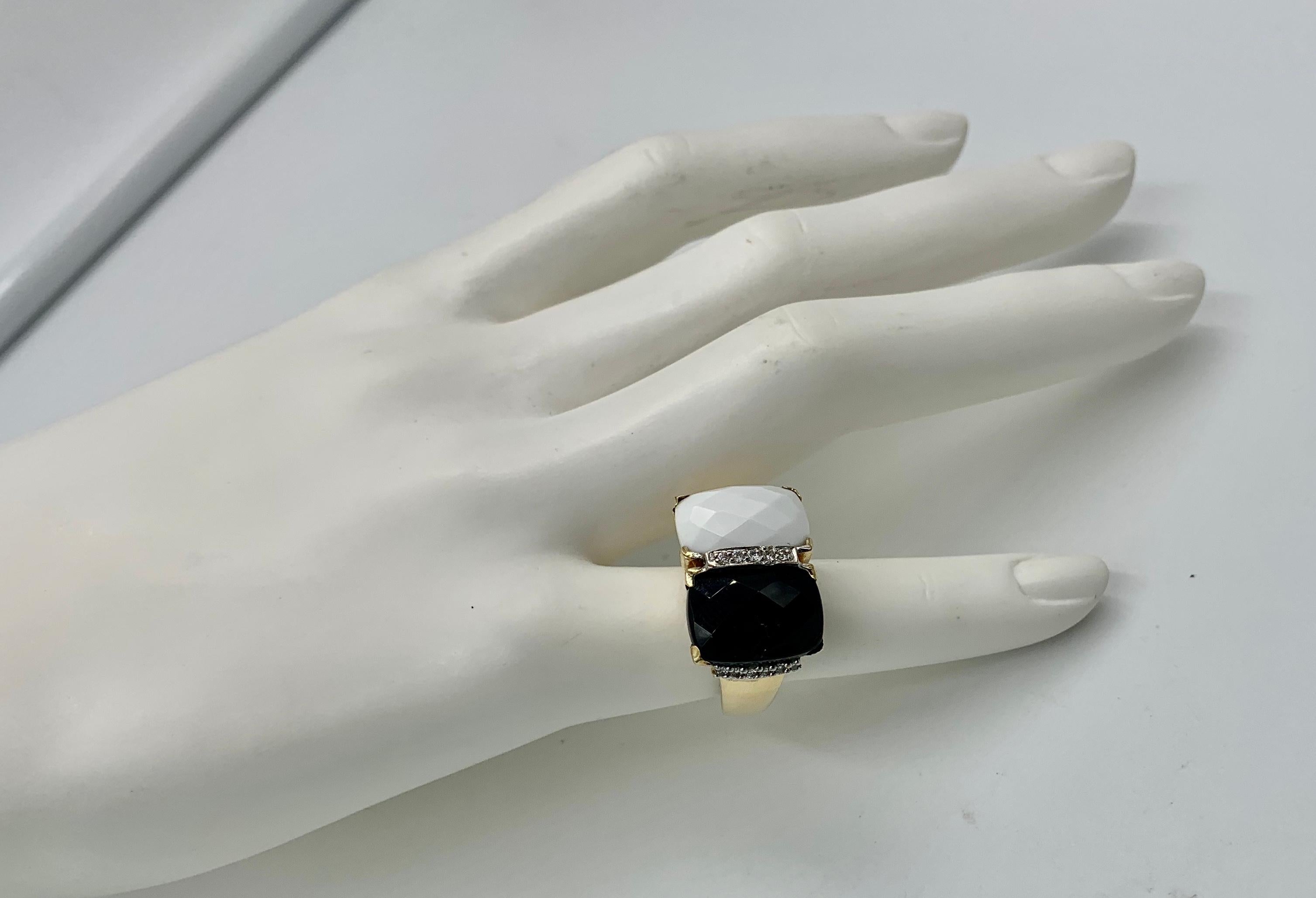Taille cabochon Bague rétro en or 14 carats avec onyx noir, onyx blanc et diamants, taille en damier en vente