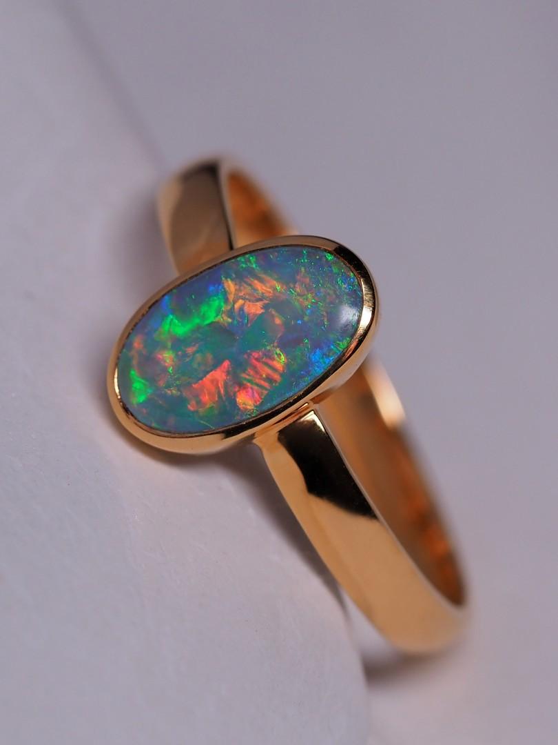 Black Opal Gold Ring Flickering Stone Engagement ring Minimalism In New Condition For Sale In Berlin, DE