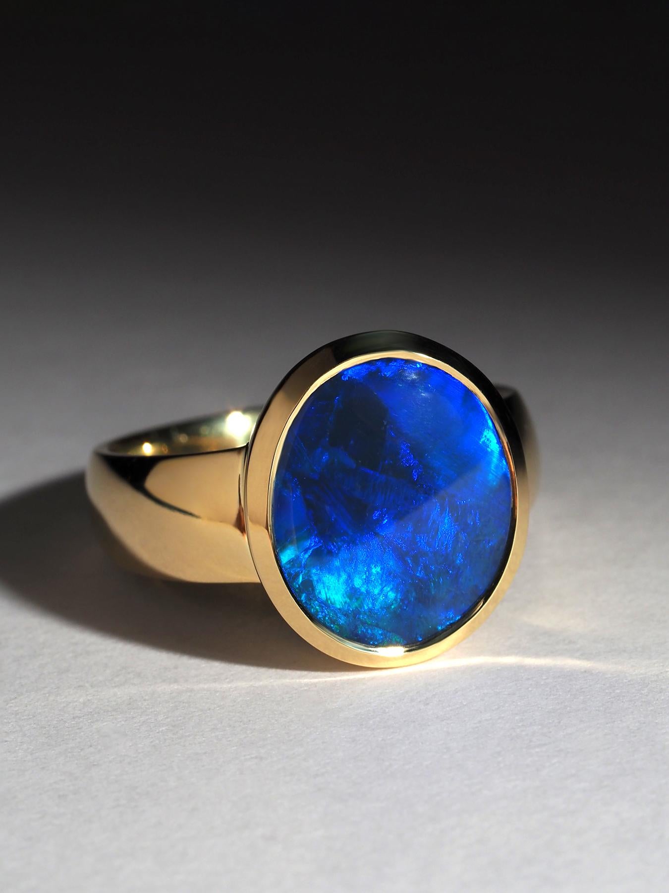 Artisan Bague en or jaune 18 carats avec opale noire en vente