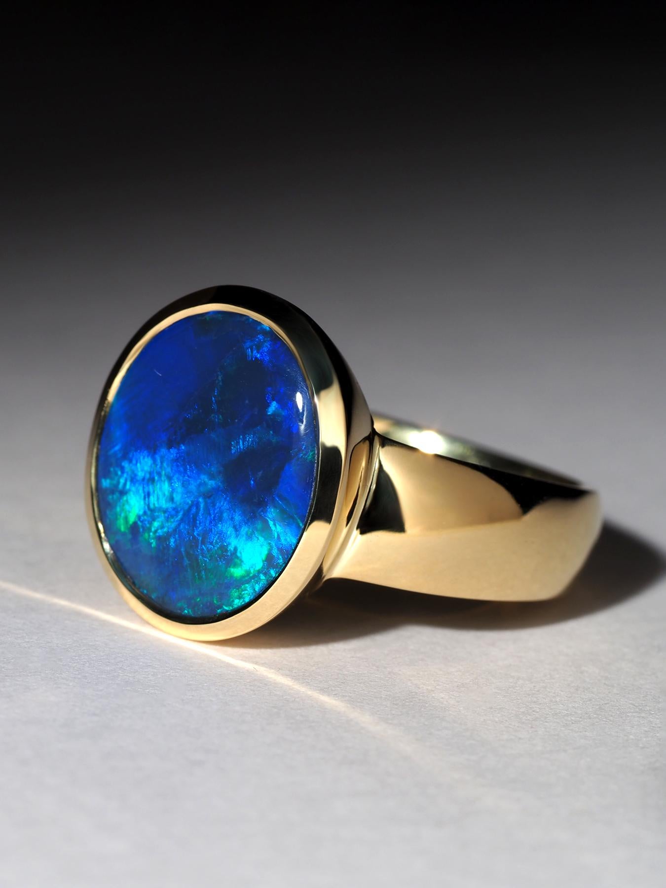 Taille ovale Bague en or jaune 18 carats avec opale noire en vente