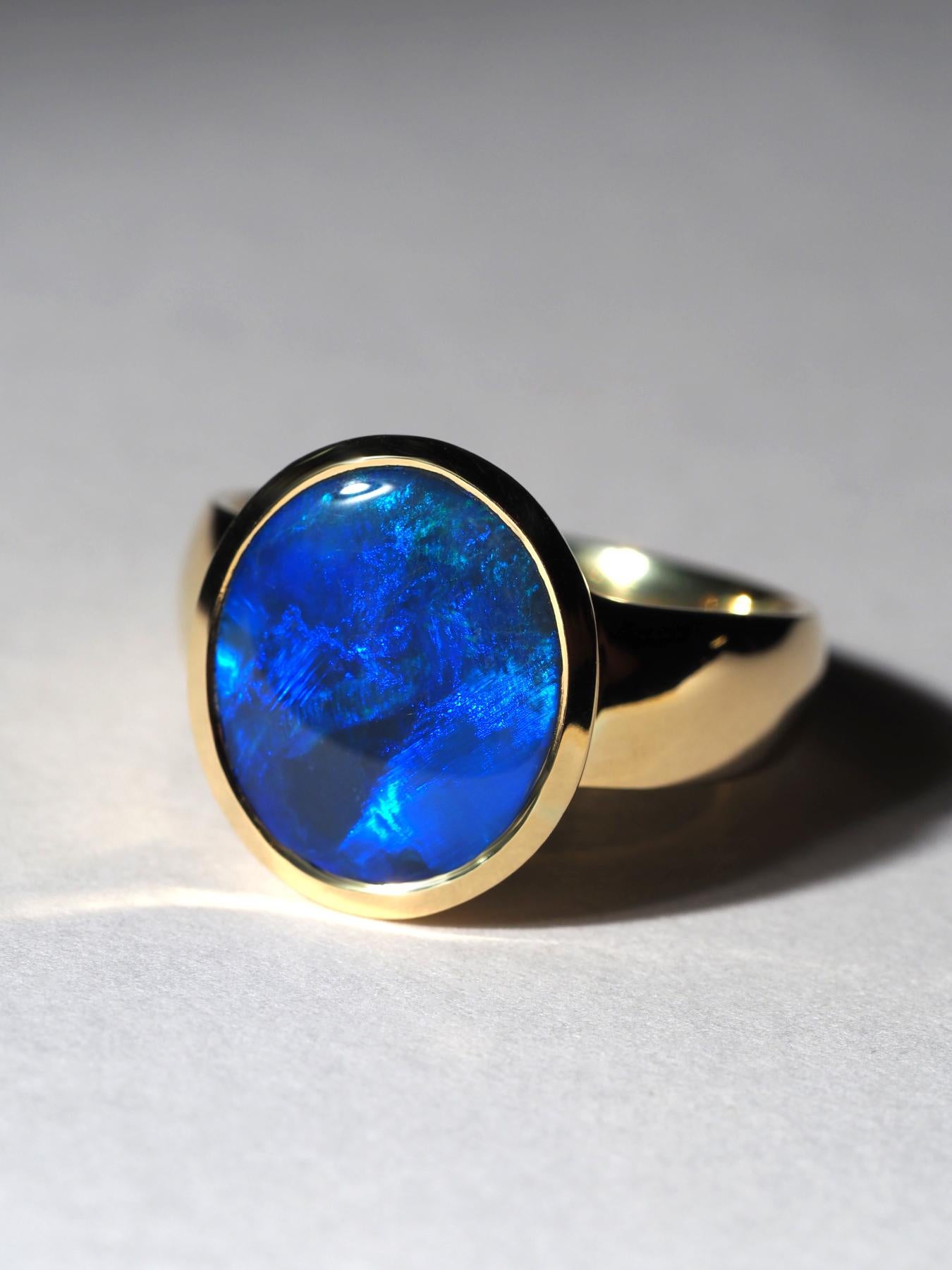 Bague en or jaune 18 carats avec opale noire en vente 1