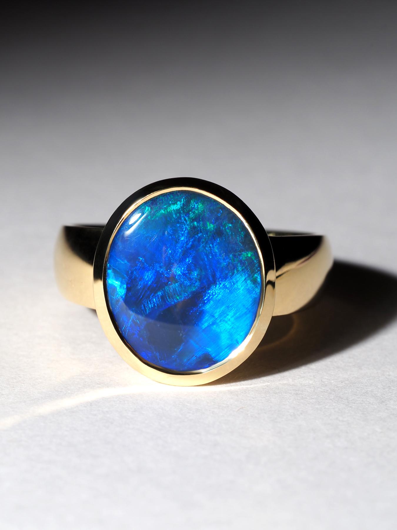 Bague en or jaune 18 carats avec opale noire en vente 2