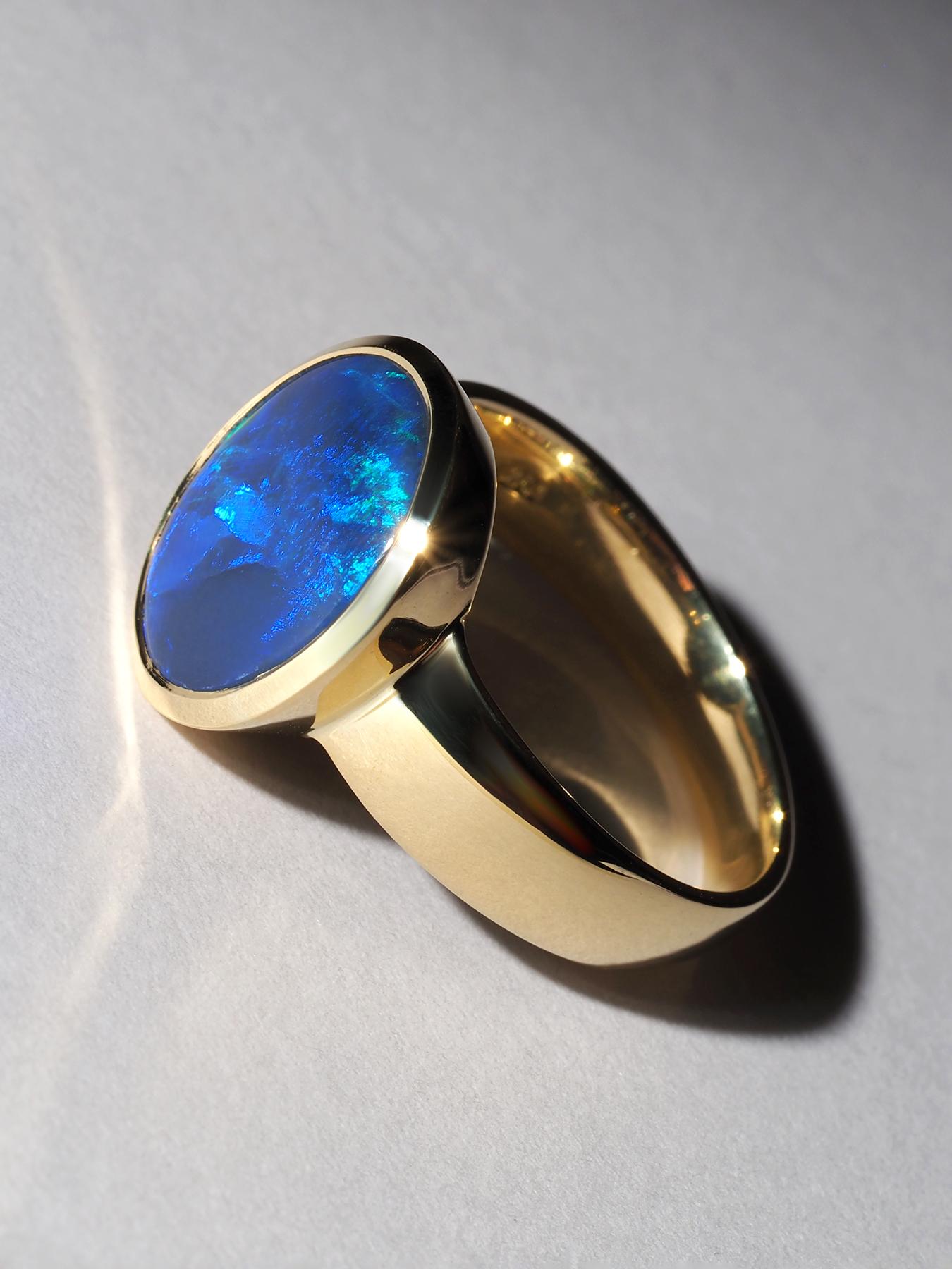 Bague en or jaune 18 carats avec opale noire en vente 3