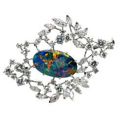 Brosche mit schwarzem Opal und Diamanten aus 18 Karat Weißgold von Gübelin