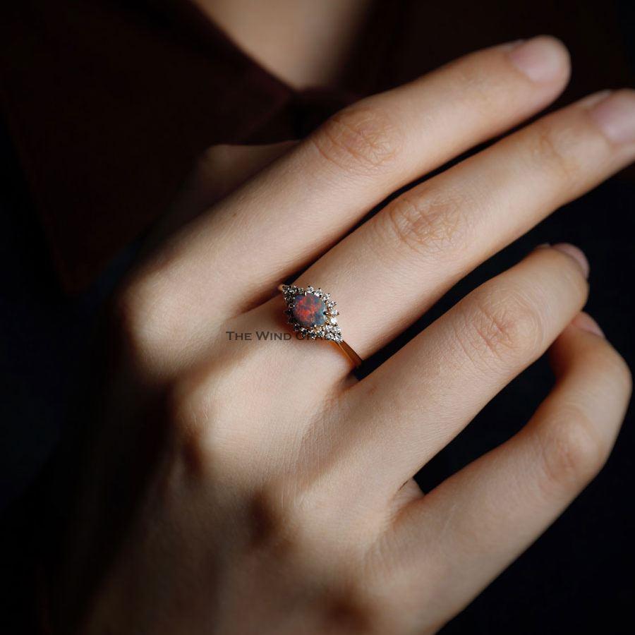 Bague de fiançailles en or jaune 18K avec halo d'opale noire et de diamants.



Expédition nationale gratuite par USPS First Class !  Garantie limitée d'un an gratuite !  Sac ou boîte cadeau gratuit avec chaque commande !



L'opale, la reine des